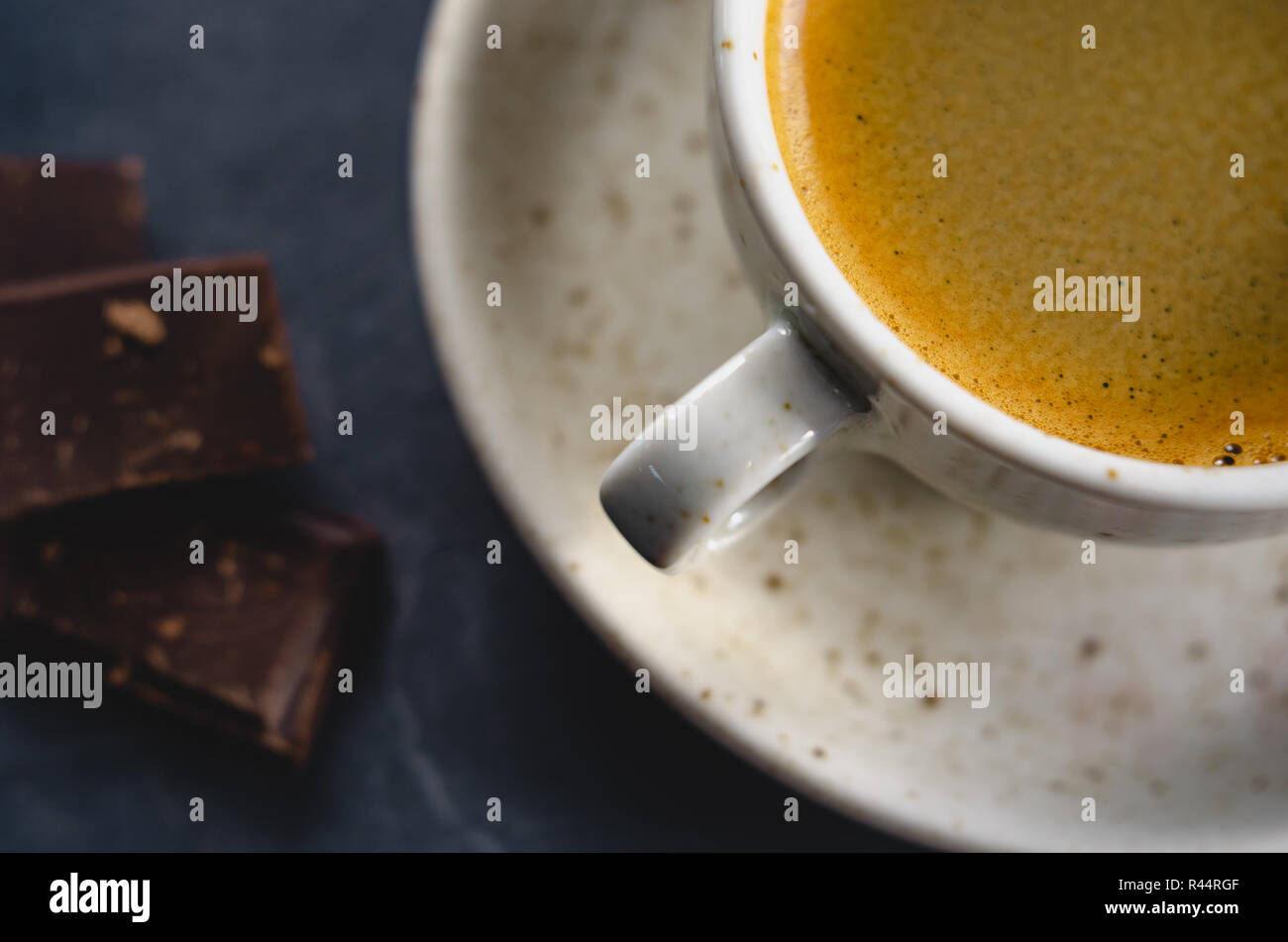 Macro photo. lumière tasse de café noir avec du chocolat sur la table rustique d'une hauteur. bokeh Banque D'Images