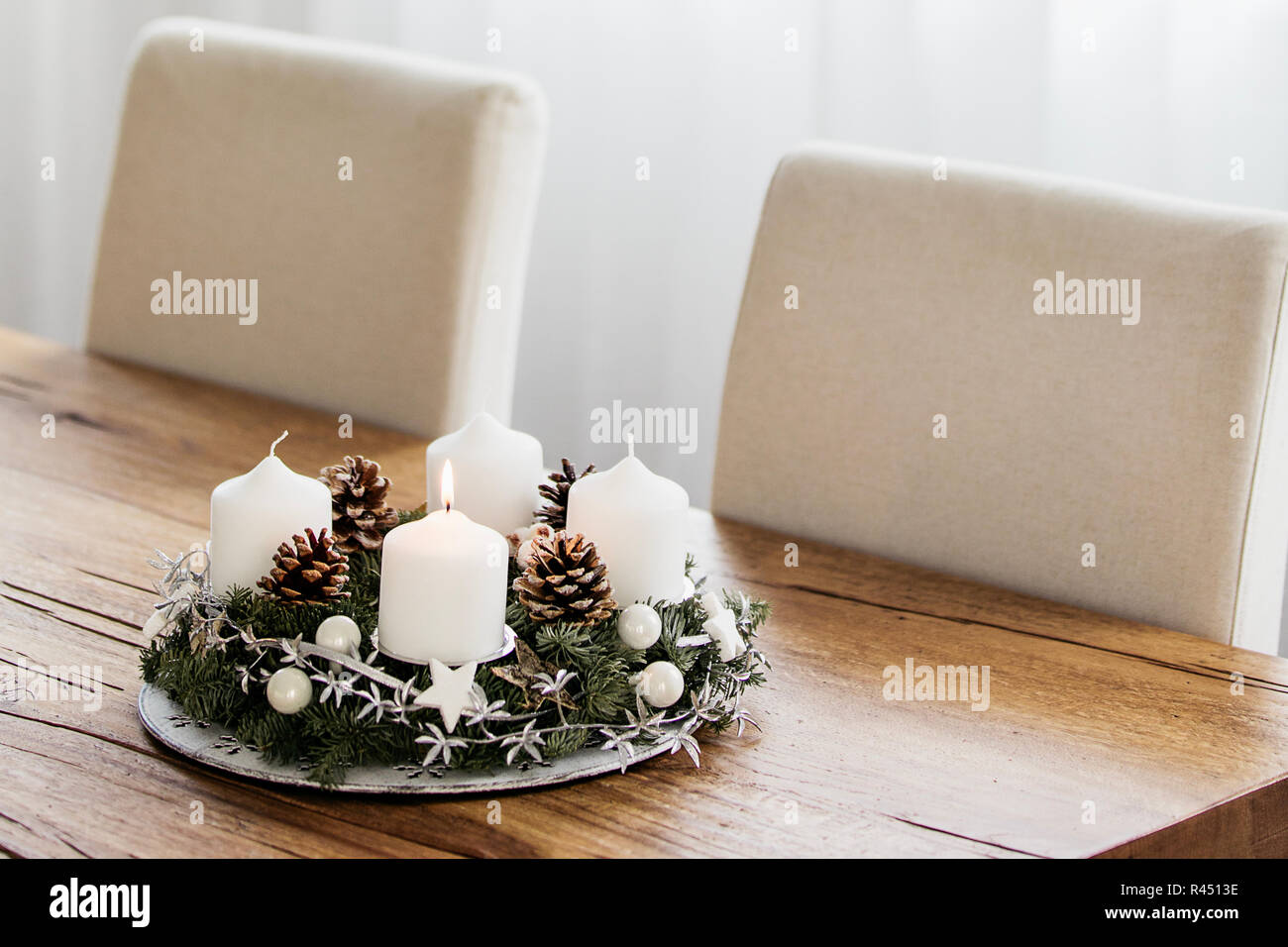 Allumage de la première bougie sur la couronne de l'Avent sur le premier  dimanche de décembre pour célébrer le début des vacances de Noël en Suisse  Photo Stock - Alamy