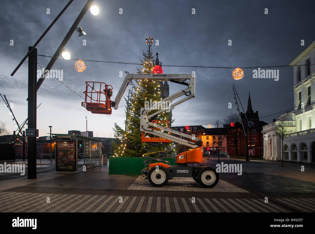 La ville de Cork, Cork, Irlande. 25 novembre, 2018. Un système de levage mécanique qui est utilisé pour l'érection de lumières de Noël en stationnement sur Grand Parade, Cork, Irlande. Crédit : David Creedon/Alamy Live News Banque D'Images
