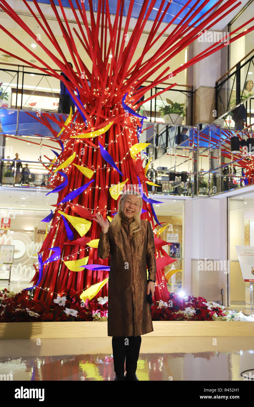 Yokohama, Japon. 23 Nov, 2018. Shogo Kariyazaki concepteur fleur japonaise dévoile un arbre de Noël, produit par lui à la Sky Building à Yokohama, suburban Tokyo pour célébrer le 50ème anniversaire de l'immeuble le vendredi, Novembre 23, 2018. L'arbre de Noël de 6 mètres sera affiché grâce au Jour de Noël. Credit : Yoshio Tsunoda/AFLO/Alamy Live News Banque D'Images