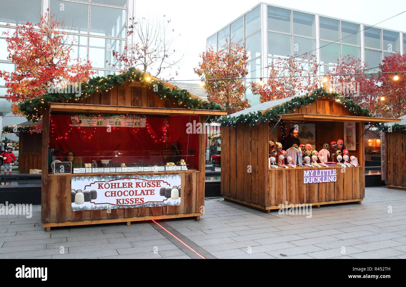 Milton Keynes, Royaume-Uni. 24 Nov, 2018. Des centres commerciaux comme : MK et Intu Milton Keynes ont été transformés en leur propre pays des merveilles de Noël pour la durée de la saison de vacances tout en Middleton Hall, il y avait un carrousel à l'ancienne, cabines de Noël, une boule à neige Photo Booth, train donnant manèges pour enfants et Santa's Grotto et à l'extérieur de Queens Court il a été transformé en un marché de Noël. Credit : Keith Mayhew SOPA/Images/ZUMA/Alamy Fil Live News Banque D'Images