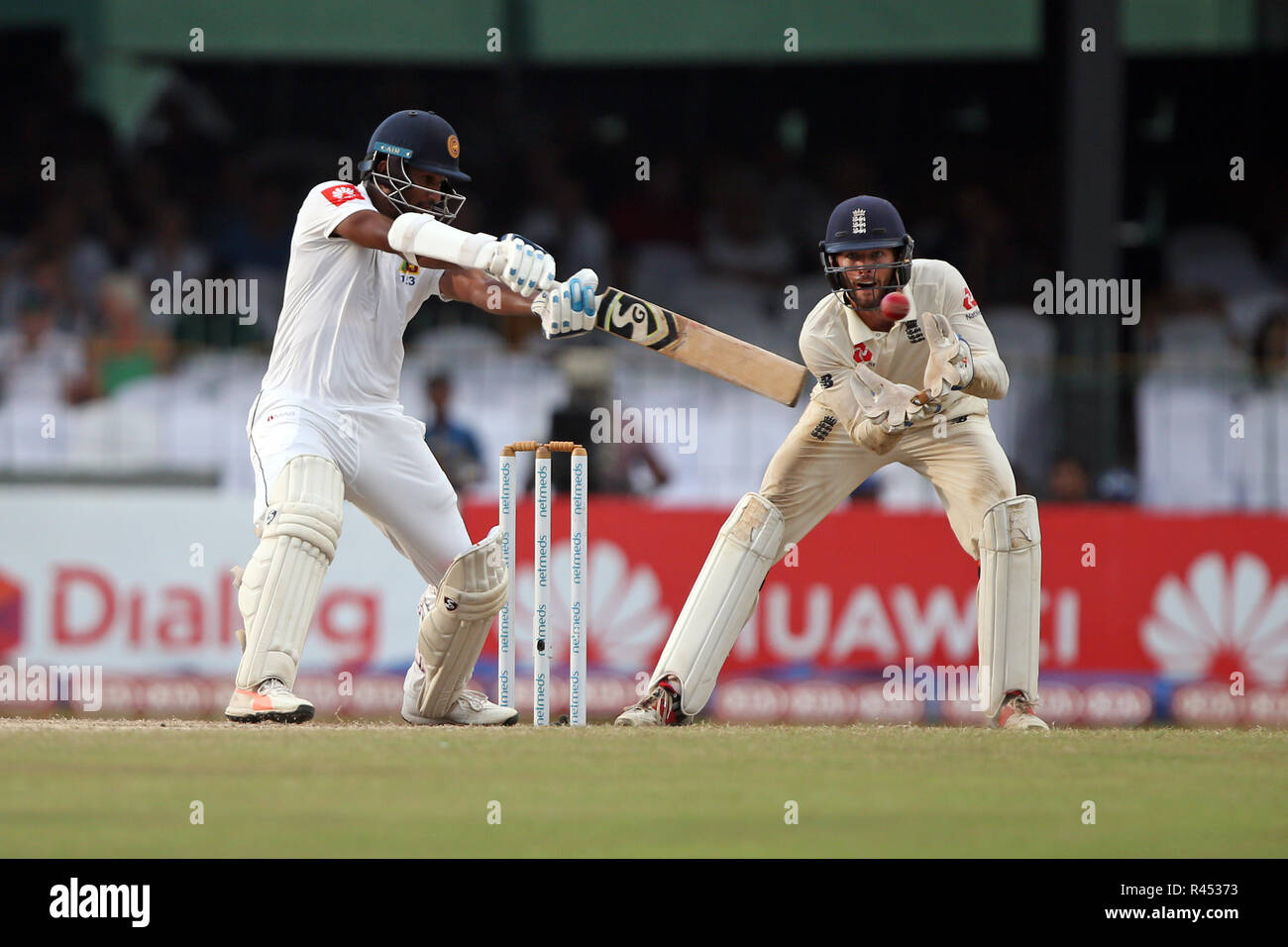 25 novembre 2018, Sinhalese Sports Club Sol, Colombo, Sri Lanka ; International Test Cricket, le troisième test, jour 3, Sri Lanka contre l'Angleterre ; Dimuth Karunaratne hits un quatre comme Ben Foakes guichet conserve pendant trois session Banque D'Images