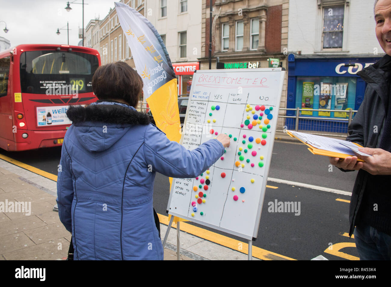 London Wimbledon ,UK 25 novembre 2018. Les membres du public sont invités à donner leur réponse sur un Brexitometer a parrainé par le Parti libéral démocrate dans le centre-ville de Wimbledon en ce qui concerne le premier ministre Theresa May's Brexit traiter et si d'avoir un vote du peuple et deuxième référendum. PM Theresa May a écrit directement à un appel à l'opinion publique britannique pour essayer de vendre son Brexit accord de retrait qui a été approuvé par les 27 membres de l'Union européenne à Bruxelles aujourd'hui Crédit : amer ghazzal/Alamy Live News Banque D'Images