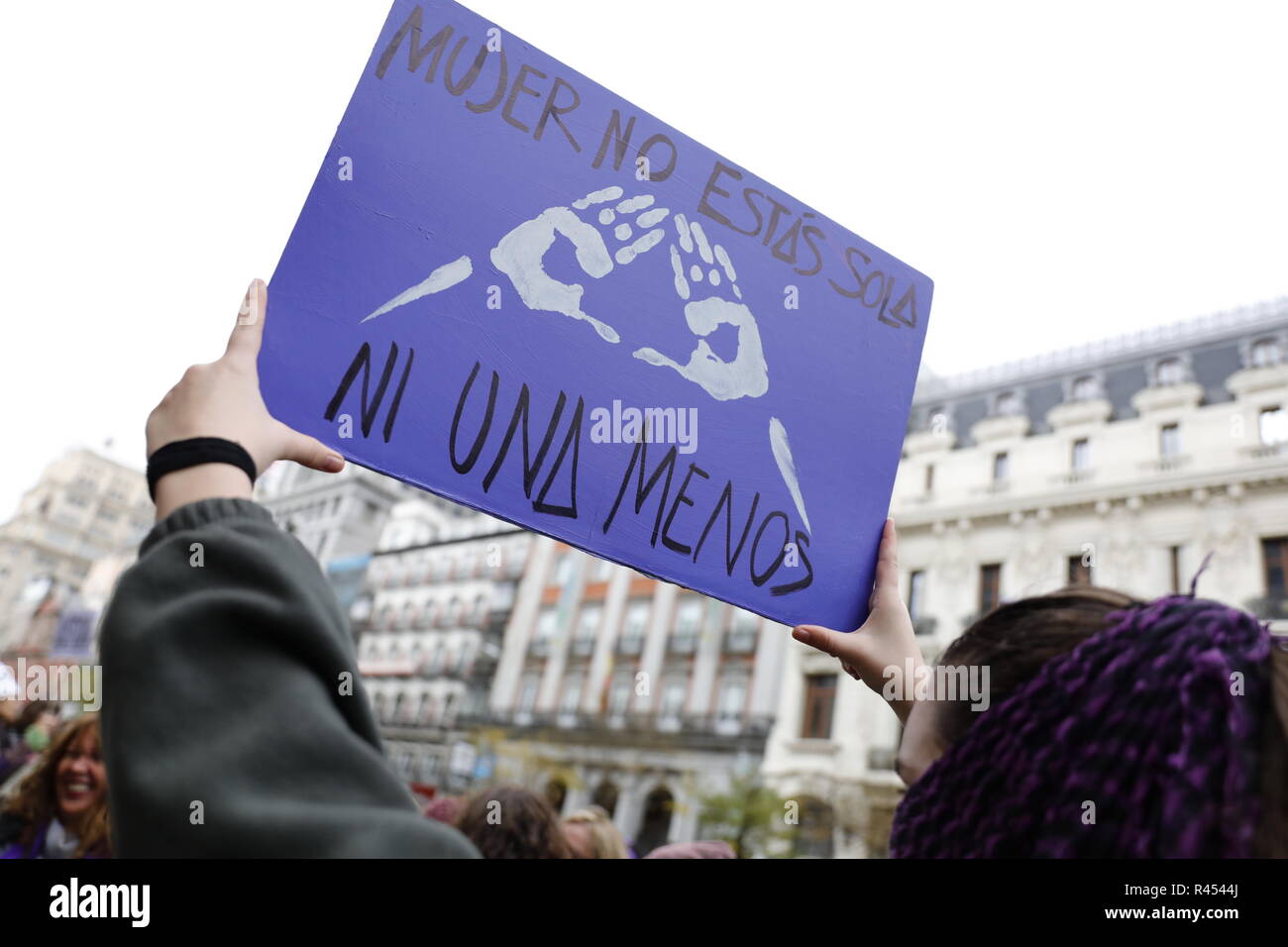 Madrid, aux Pays-Bas. 25 novembre 2018. La manifestation appelée à Madrid contre la violence de l'homme, qui est fréquenté par des milliers de personnes et des représentants des partis politiques et des syndicats, ainsi que de nombreux groupes sociaux, a commencé peu avant midi sous le slogan "Pas un de moins, nous nous voulons" le Nov 25, 2018 à Madrid, Espagne Credit : Jesús Encarna/Alamy Live News Banque D'Images