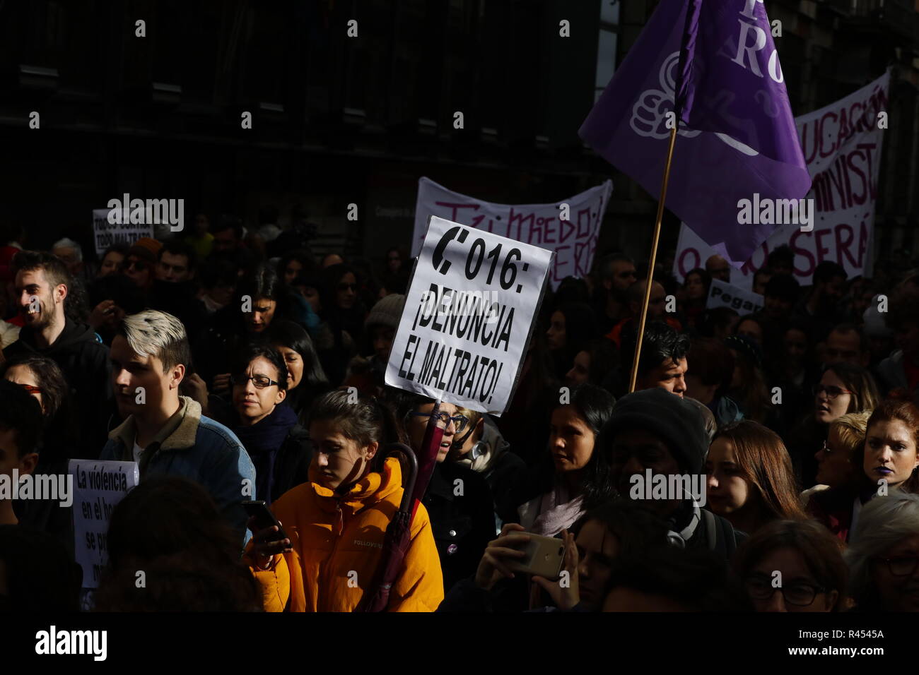 Madrid, aux Pays-Bas. 25 novembre 2018. La manifestation appelée à Madrid contre la violence de l'homme, qui est fréquenté par des milliers de personnes et des représentants des partis politiques et des syndicats, ainsi que de nombreux groupes sociaux, a commencé peu avant midi sous le slogan "Pas un de moins, nous nous voulons" le Nov 25, 2018 à Madrid, Espagne Credit : Jesús Encarna/Alamy Live News Banque D'Images