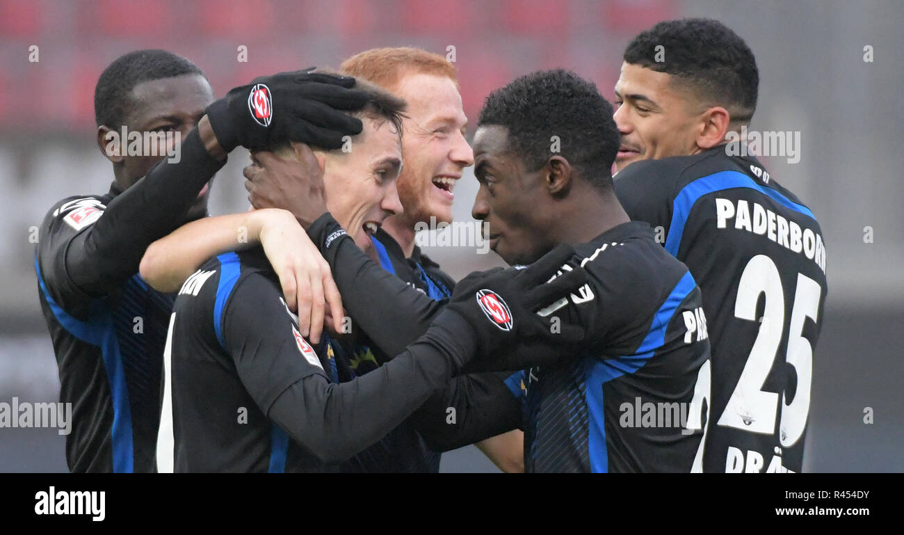 24 novembre 2018, Bade-Wurtemberg, Heidenheim : Soccer : 2ème Bundesliga, 1er FC Heidenheim - SC Paderborn 07, 14e journée à l'Aréna de Voith. Les joueurs de Paderborn (l-r) Jamilu Collins, scorer Philipp Klement, Sebastian Vasiliadis, Christopher Antwi-Adjej et Mohamed Dräger cheer après le 0:2. Photo : Stefan Udry/DPA - NOTE IMPORTANTE : en conformité avec les exigences de la DFL Deutsche Fußball Liga ou la DFB Deutscher Fußball-Bund, il est interdit d'utiliser ou avoir utilisé des photographies prises dans le stade et/ou la correspondance dans la séquence sous forme d'images et/ou vidéo-comme la séquence photo Banque D'Images