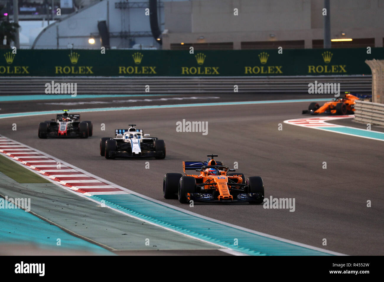 Abu Dhabi, EAU, 25 novembre 2018.Sport Grand Prix de Formule 1 Abu Dhabi 2018 Dans le pic : Fernando Alonso (ESP) McLaren MCL32 Lance mène promener (CDN) Williams FW40 Crédit : LaPresse/Alamy Live News Banque D'Images