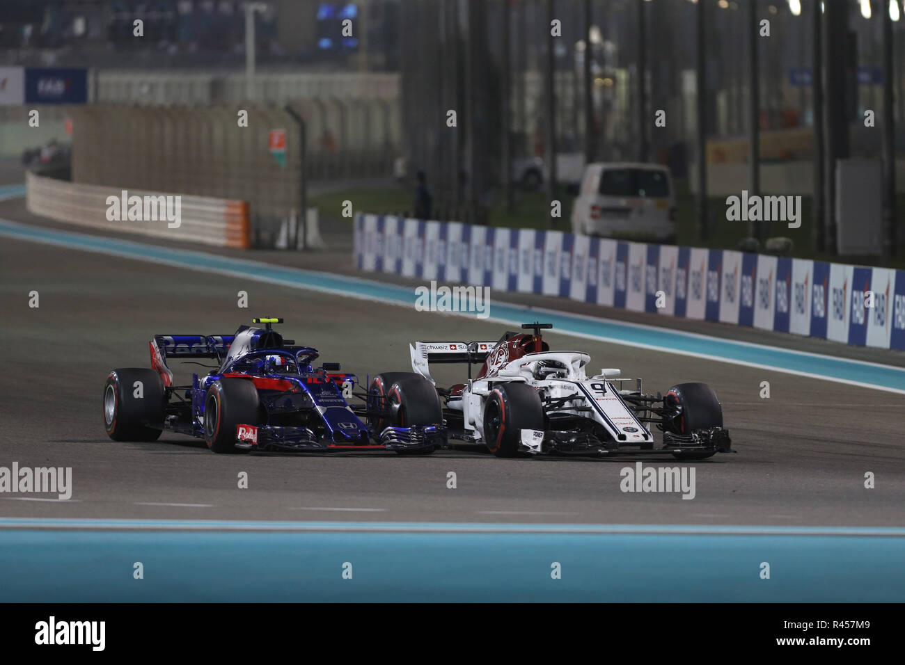 &# Xa9 ; Photo4 / LaPresse 25/11/2018 Abu Dhabi, EAU Sport Grand Prix de Formule 1 Abu Dhabi 2018 Dans le pic : Pierre Gasly (FRA) Scuderia Toro Rosso STR13 et Marcus Ericsson (SUE) Sauber C37 Banque D'Images