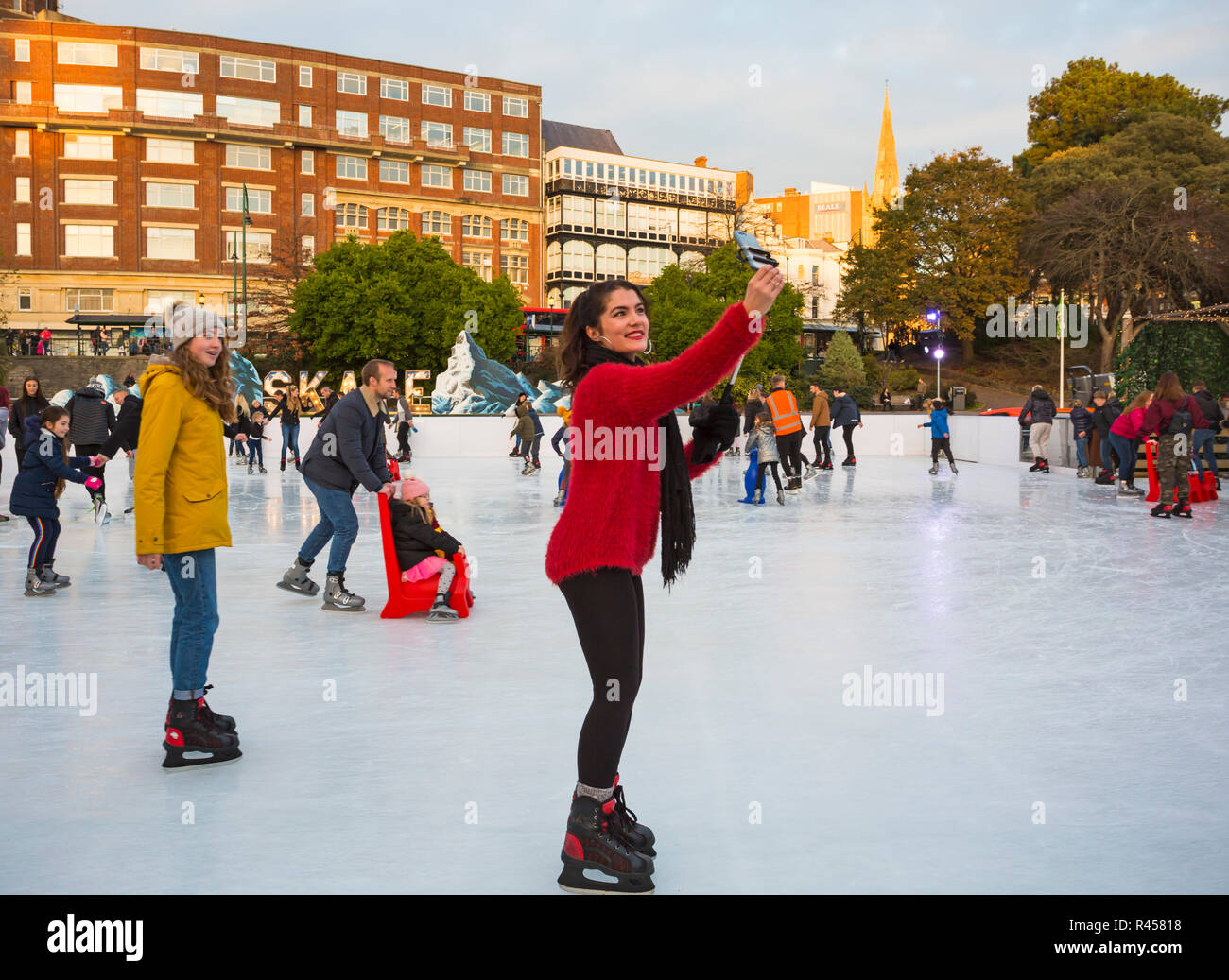 Bournemouth, Dorset, UK. 25Th Nov 2018. Les visiteurs apprécient le patinage sur la patinoire de glace extérieure skate dans Jardins de Bournemouth à Bournemouth en Novembre. l'extérieur patinoire. Pour un temps sur la selfies patinage patinoire ! Credit : Carolyn Jenkins/Alamy Live News Banque D'Images