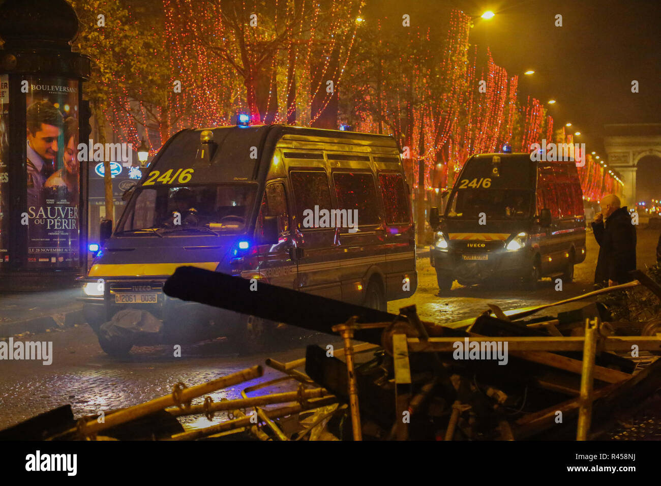 Paris, France, 25 novembre 2018 - Paris les équipes de nettoyage Nettoyer les débris et des barricades et nettoyer le long des Champs-Elysées et proche de l'Arc de Triomphe le dimanche matin, le jour après un violent mouvement de protestation des militants anti-randonnée de carburant. Le samedi 24 novembre 5000 gilet 'jaunes'' les manifestants avaient convergé sur l'avenue parisienne qui manifestent contre une augmentation de la taxe sur le carburant avec la violence à l'éclater entre eux et la police. Credit : ZUMA Press, Inc./Alamy Live News Banque D'Images