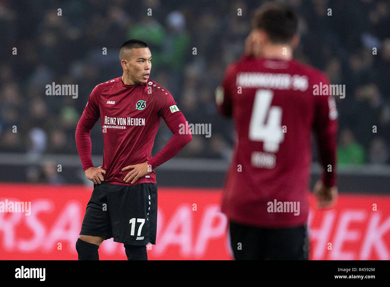 25 novembre 2018, en Rhénanie du Nord-Westphalie, Mönchengladbach : Soccer : Bundesliga, Hanovre 96 - Borussia Mönchengladbach, 12e journée de Borussia-Park. Bobby d'Hannovre en bois (l) réagit après le but inscrit à 1:3. Photo : Marius Becker/DPA - NOTE IMPORTANTE : en conformité avec les exigences de la DFL Deutsche Fußball Liga ou la DFB Deutscher Fußball-Bund, il est interdit d'utiliser ou avoir utilisé des photographies prises dans le stade et/ou la correspondance dans la séquence sous forme d'images et/ou vidéo-comme des séquences de photos. Banque D'Images