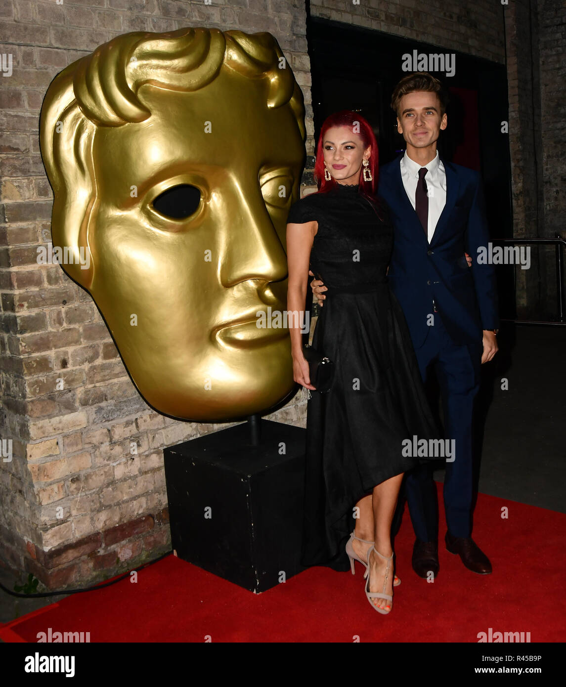 Dianne Buswell et Joe Sugg arrivers à la Children's BAFTA Awards 2018 au Roundhouse le 25 novembre 2018, Londres, Royaume-Uni. Banque D'Images