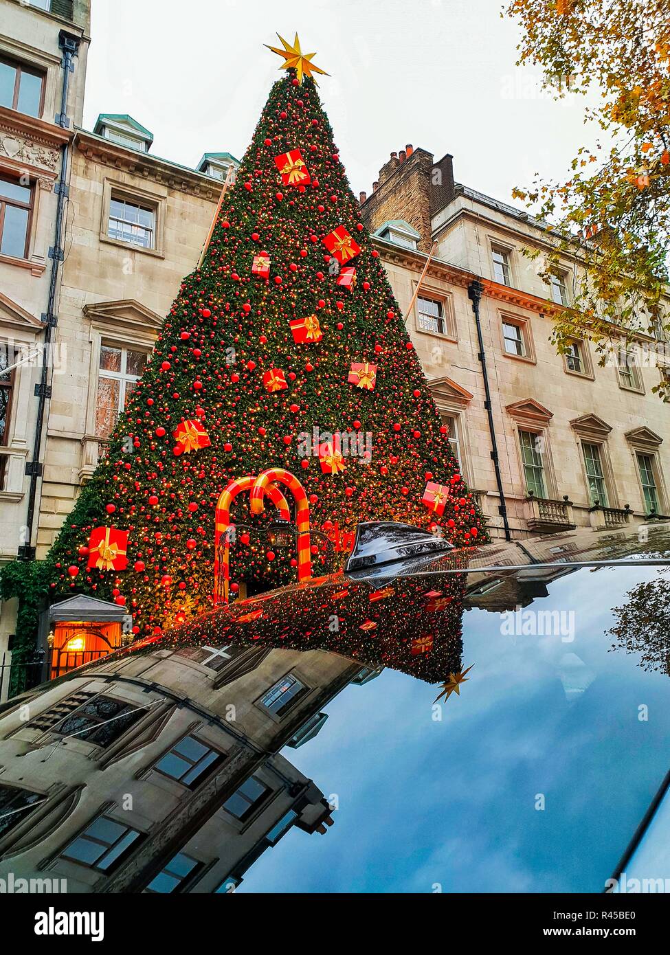 London, UK 25 Nov 2108 - un reflet de l'arbre de Noël décoré avec des présents et les lumières 