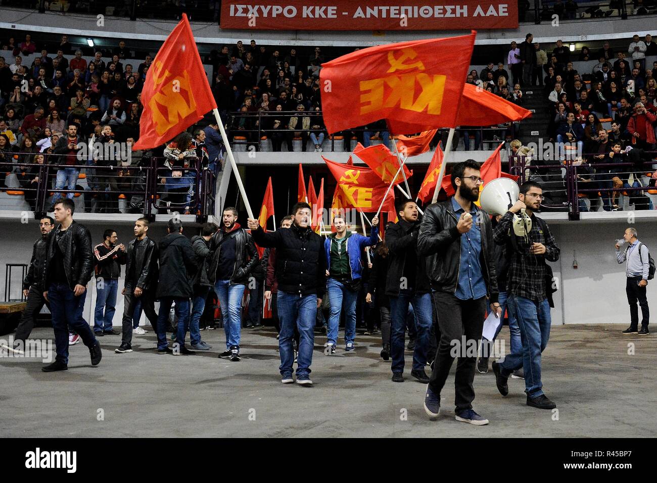 La Grèce. 25Th Nov, 2018. Les partisans du Parti communiste vu avec des drapeaux d'arriver à l'événement d'anniversaire 100 ans du Parti communiste de Grèce, dans le stade de la paix et d'amitié, Neo Faliro. Credit : Giorgos Zachos SOPA/Images/ZUMA/Alamy Fil Live News Banque D'Images