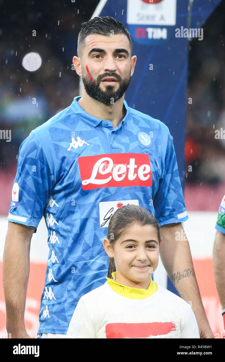 Naples, Campanie, Italie, 25-11-18, Serie A match de football SSC Naples - Chievo Vérone au stade San Paolo dans photo Raúl Albiol a défenseur de SSC Napoli Crédit : Antonio Balasco/Alamy Live News Banque D'Images