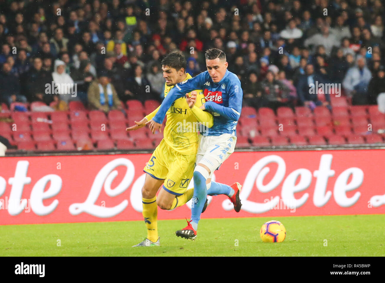 Naples, Campanie, Italie, 25-11-18, Serie A match de football SSC Naples - Chievo Vérone au stade San Paolo en contraste photo Federico Barba et José Callejon Crédit : Antonio Balasco/Alamy Live News Banque D'Images