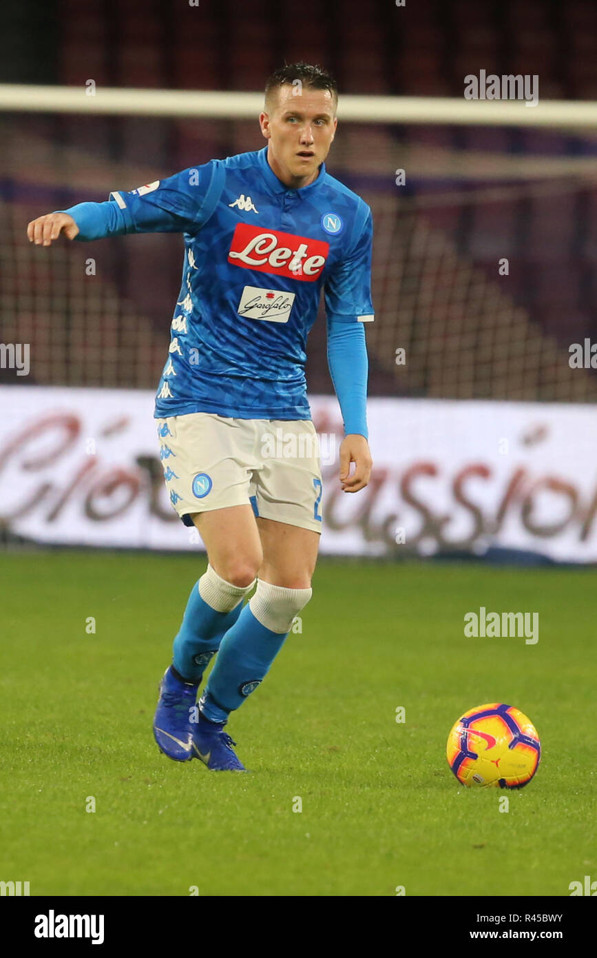 Naples, Campanie, Italie, 25-11-18, Serie A match de football SSC Naples - Chievo Vérone au stade San Paolo dans photo Piotr Zielinski dans le milieu de l'action de SSC Napoli Crédit : Antonio Balasco/Alamy Live News Banque D'Images