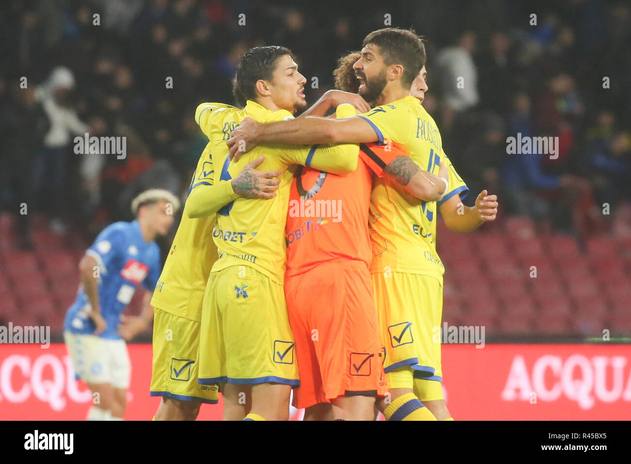 Naples, Campanie, Italie, 25-11-18, Serie A match de football SSC Naples - Chievo Vérone au stade San Paolo Chievo joueurs célébrer le Tirage Photo : Antonio Balasco/Alamy Live News Banque D'Images