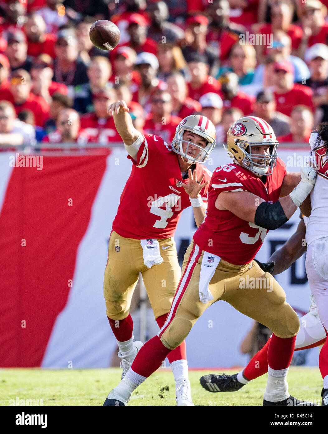 Tampa, Floride, USA. 25Th Nov, 2018. San Francisco 49ers quarterback Nick Mullens (4) throws a réussi la 3e trimestre au cours du match entre les San Francisco 49ers et les Tampa Bay Buccaneers chez Raymond James Stadium de Tampa, Floride. Del Mecum/CSM/Alamy Live News Banque D'Images