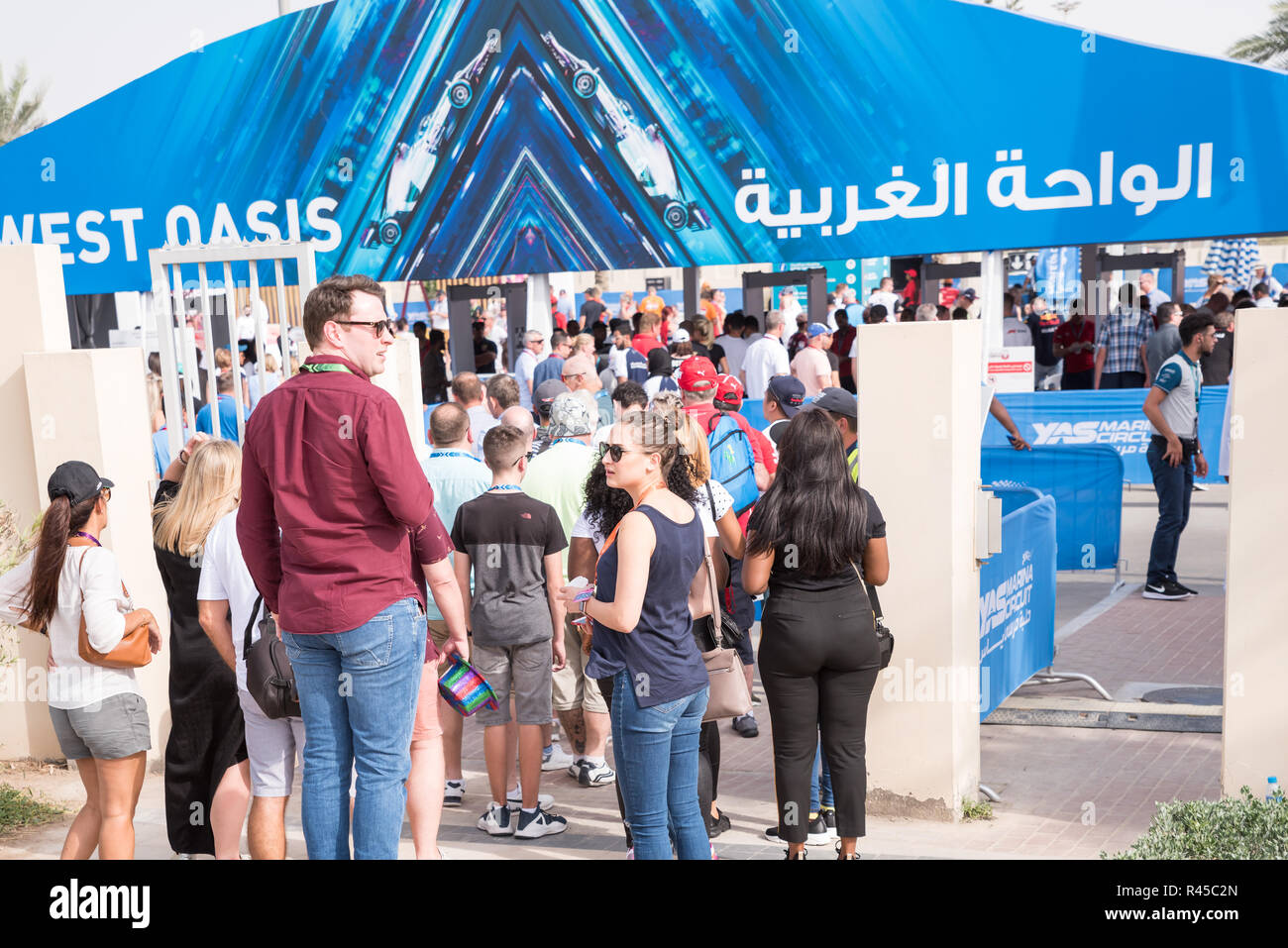 Abu Dhabi, EAU. 25 novembre 2018 - Circuit de Yas Marina, à Abu Dhabi, EAU : foule en ligne pour d'entrer pour dernière journée d'Abu Dhabi Grand Prix de Formule 1. Credit : Fahd Khan / Alamy Live News Banque D'Images