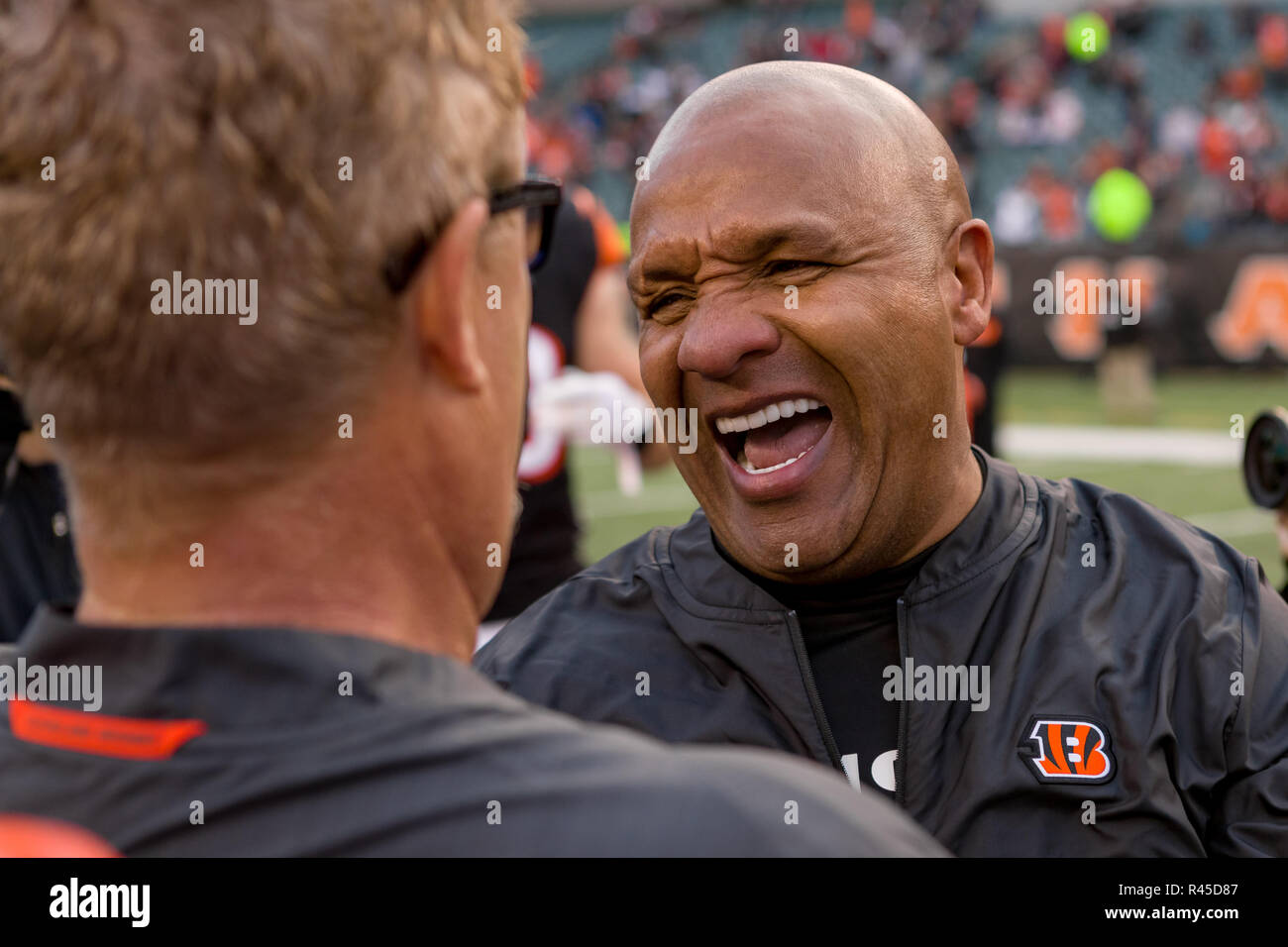 Cincinnati, OH, USA. 25Th Nov, 2018. Cincinnati Bengals adjoint spécial de l'entraîneur-chef Hue Jackson (à droite) hugs entraîneur-chef des Cleveland Browns Gregg Williams (à gauche) après un match entre les Cleveland Browns et les Bengals de Cincinnati le 25 novembre 2018 au Stade Paul Brown à Cincinnati, OH. Adam Lacy/CSM/Alamy Live News Banque D'Images