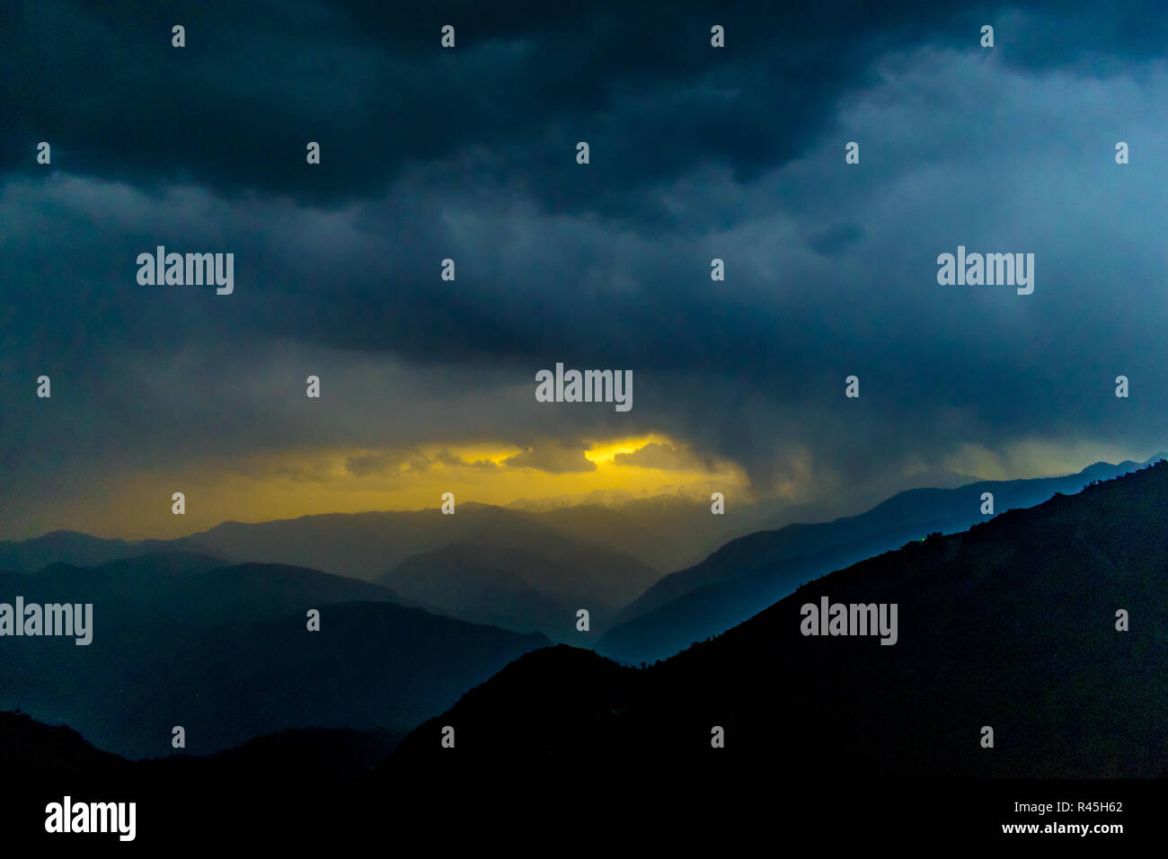 Pir Panjal lever du soleil sur la plage, nuages, pluie, lever du soleil à travers les nuages, le lever du soleil sur l'himalaya, saison des pluies Banque D'Images