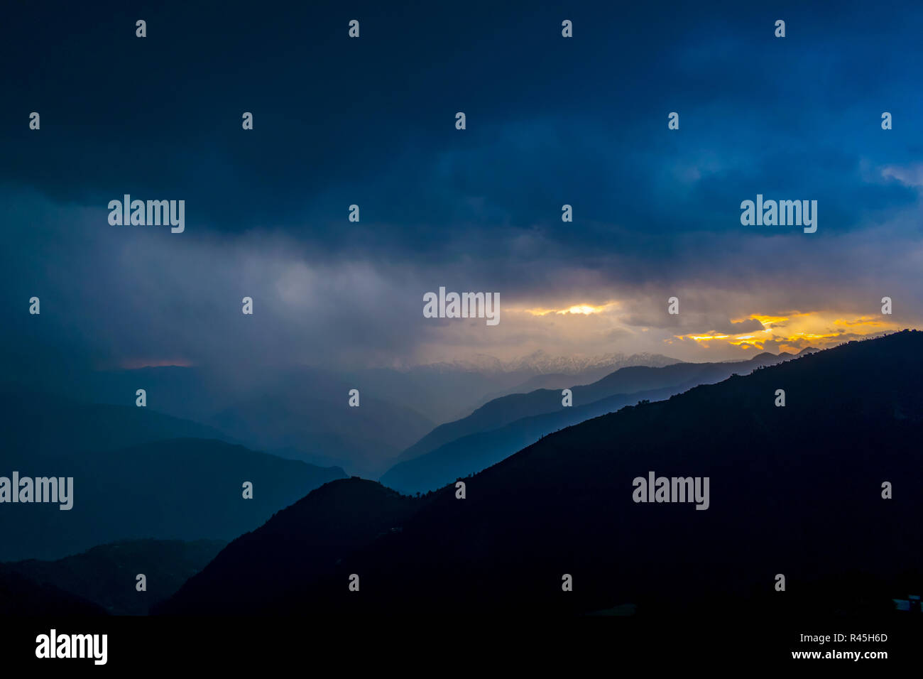 Pir Panjal lever du soleil sur la plage, nuages, pluie, lever du soleil à travers les nuages, le lever du soleil sur l'himalaya, saison des pluies Banque D'Images