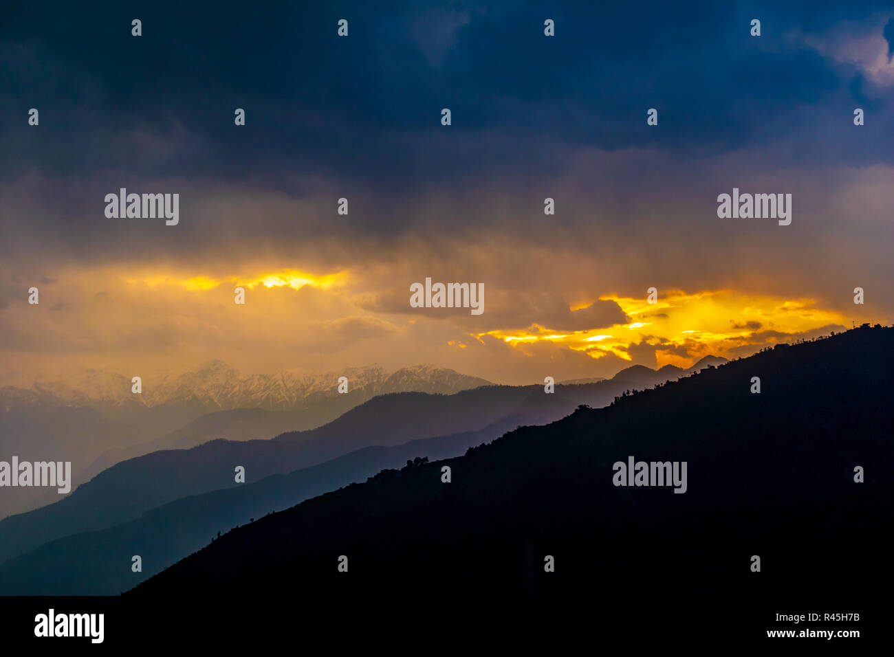 Pir Panjal lever du soleil sur la plage, nuages, pluie, lever du soleil à travers les nuages, le lever du soleil sur l'himalaya, saison des pluies Banque D'Images