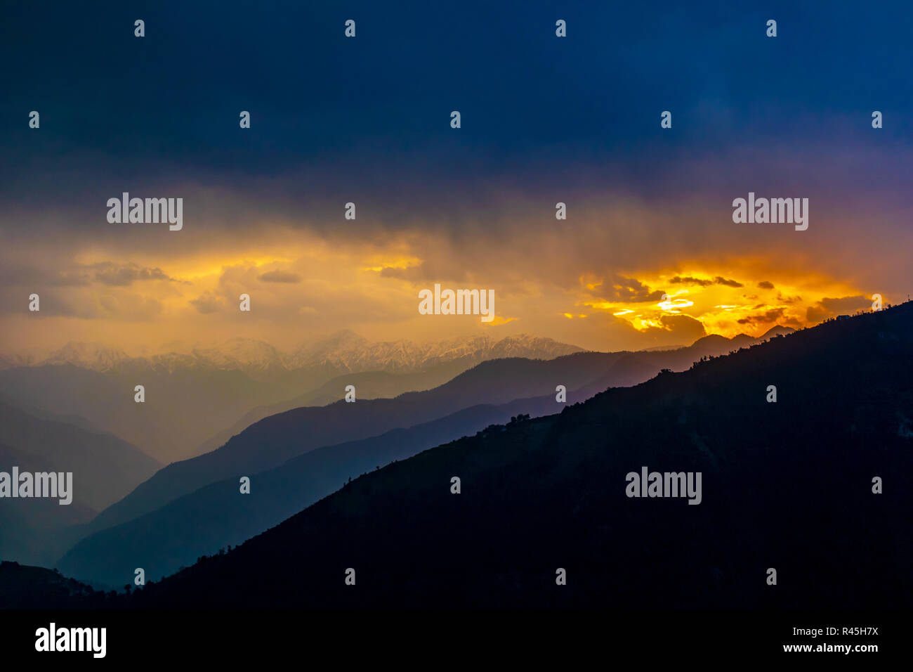 Pir Panjal lever du soleil sur la plage, nuages, pluie, lever du soleil à travers les nuages, le lever du soleil sur l'himalaya, saison des pluies Banque D'Images