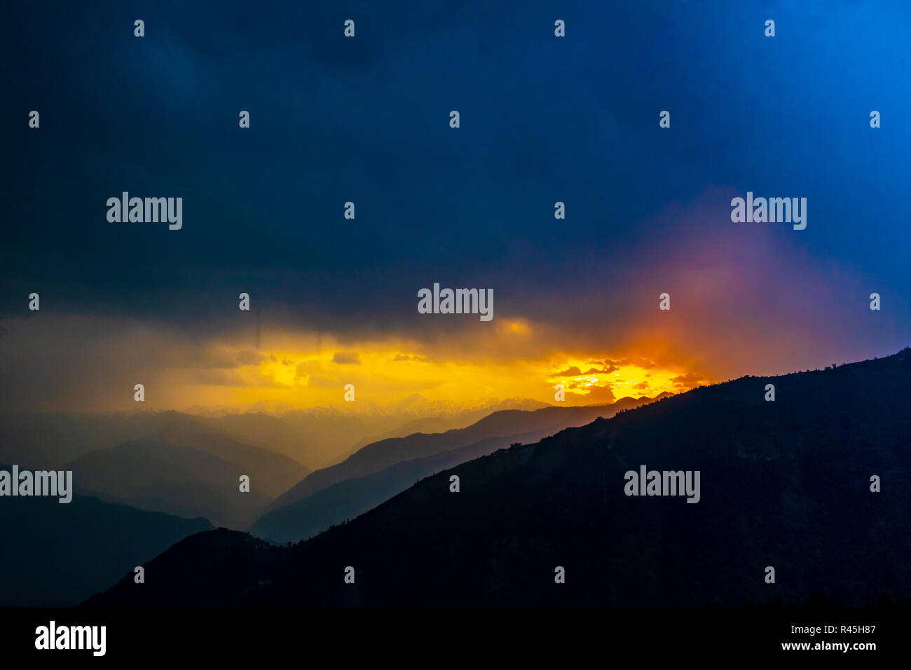 Pir Panjal lever du soleil sur la plage, nuages, pluie, lever du soleil à travers les nuages, le lever du soleil sur l'himalaya, saison des pluies Banque D'Images