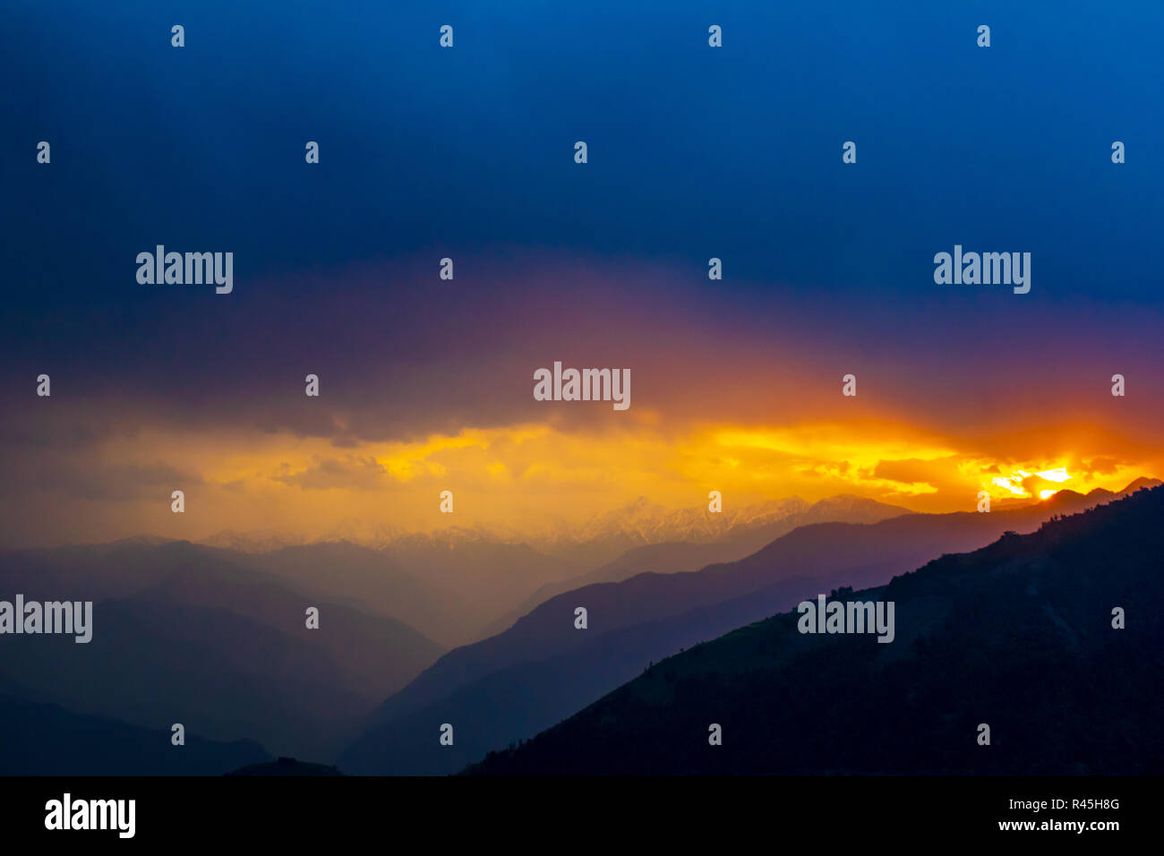 Pir Panjal lever du soleil sur la plage, nuages, pluie, lever du soleil à travers les nuages, le lever du soleil sur l'himalaya, saison des pluies Banque D'Images