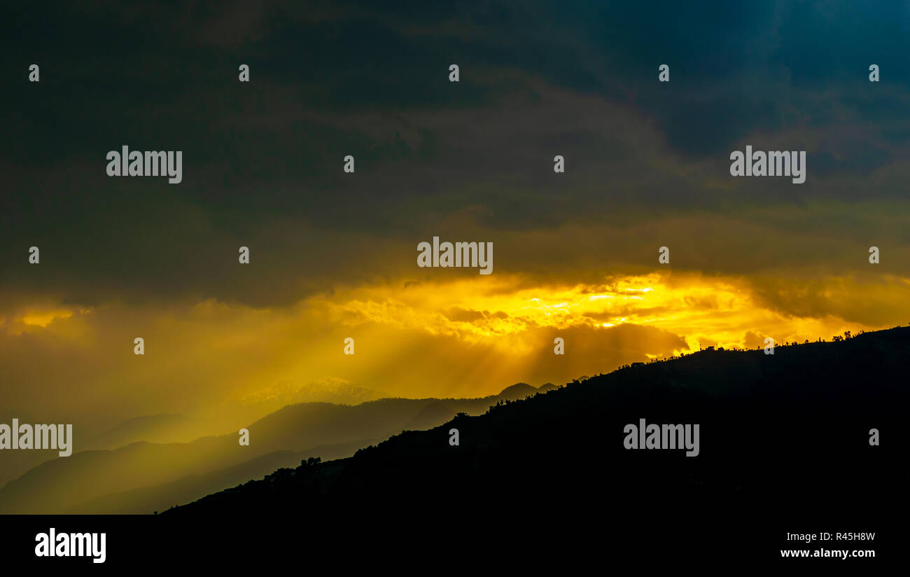 Pir Panjal lever du soleil sur la plage, nuages, pluie, lever du soleil à travers les nuages, le lever du soleil sur l'himalaya, saison des pluies Banque D'Images