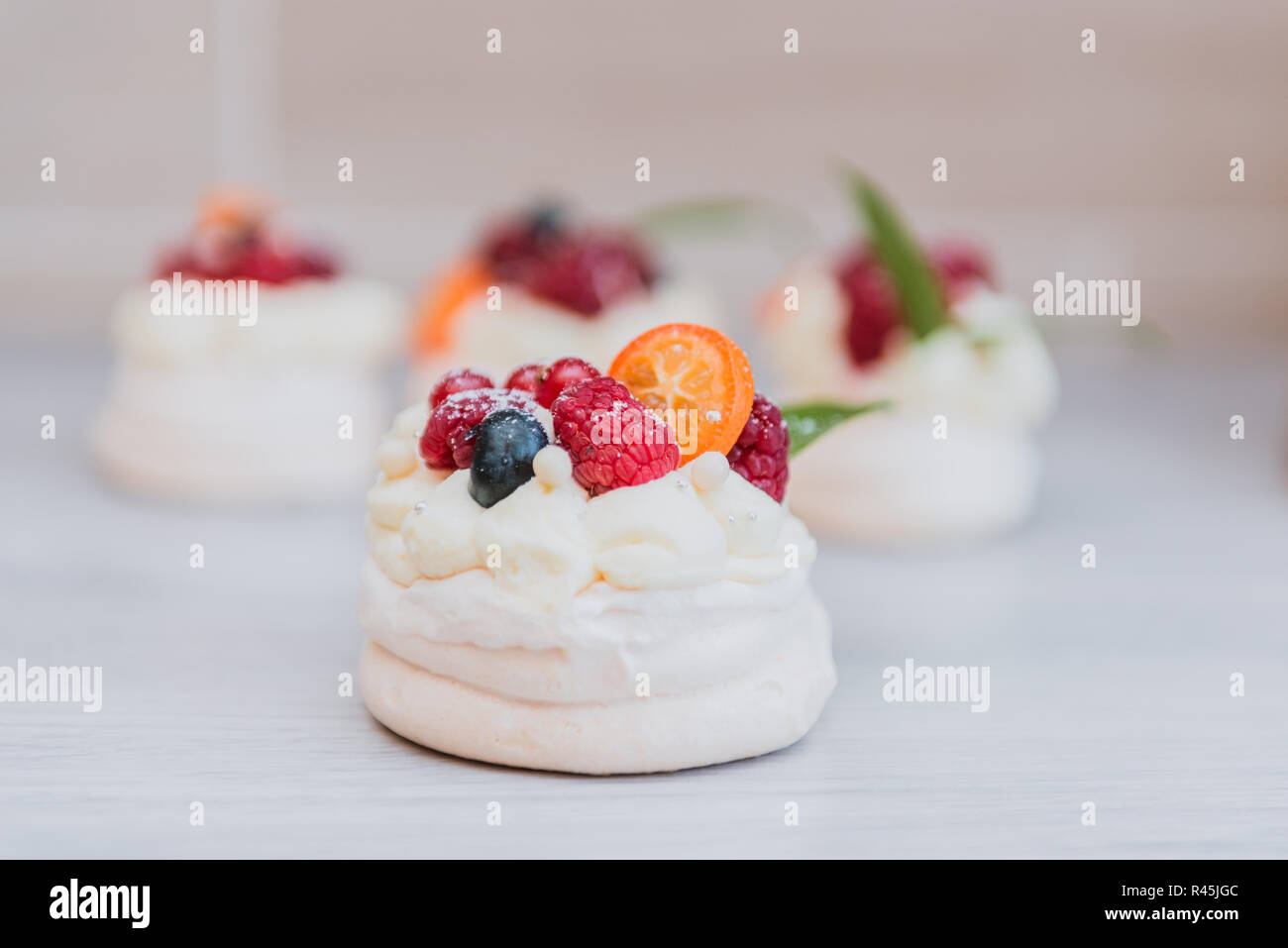 Pavlova Gateau De Meringue A La Creme Et Petits Fruits Photo Stock Alamy