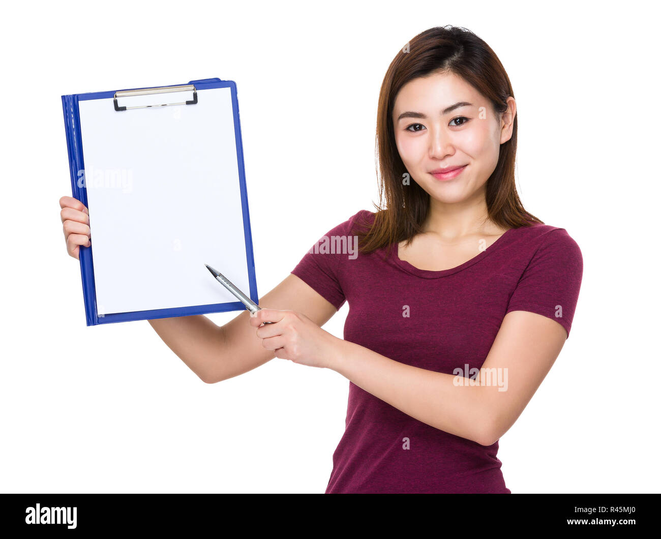 Jeune femme montrant avec la plume à point presse-papiers Banque D'Images