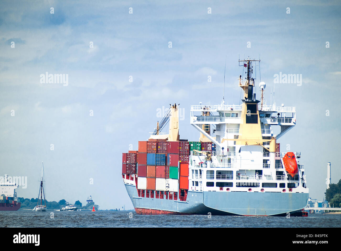 Fin d'admission container ship in port de Hambourg Banque D'Images