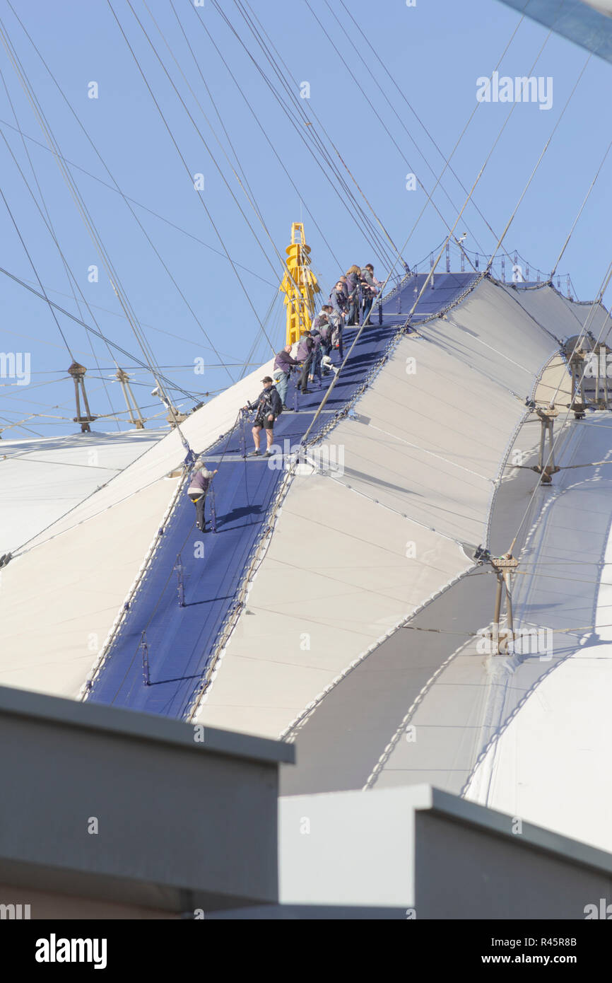 L'O2 dans la région de Greenwich, Londres. UK. 22 octobre 2018.UK. Les touristes sur le toit du bâtiment O2 à Greenwich, octobre 2018. Banque D'Images