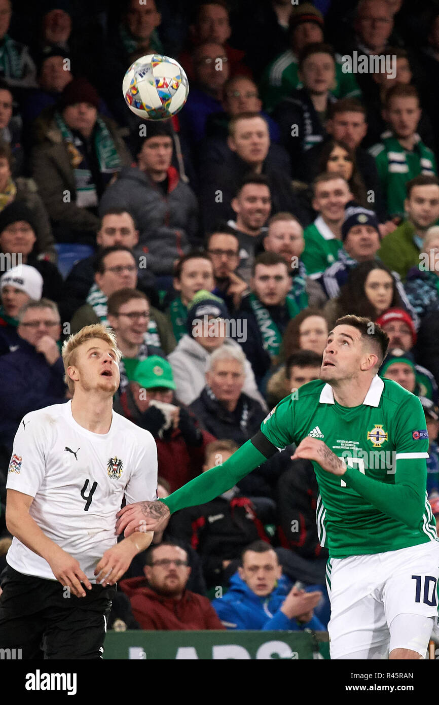 Belfast, en Irlande du Nord, Royaume-Uni. 18 Nov 2018. Kyle Lafferty (10, l'Irlande du Nord) et Martin Hinteregger (4) Autriche, défi. L'Irlande du Nord contre l'Autriche, de l'UEFA Ligue des Nations Unies. Stade national à Windsor Park. XtraTimeSports (Crédit : Darren McKinstry) / Alamy Live News. Banque D'Images