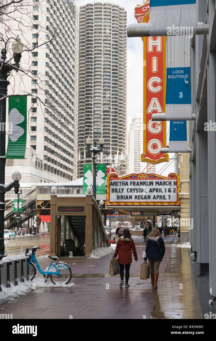 Les piétons à l'extérieur du théâtre de Chicago où Aretha Franklin joue, Chicago Banque D'Images