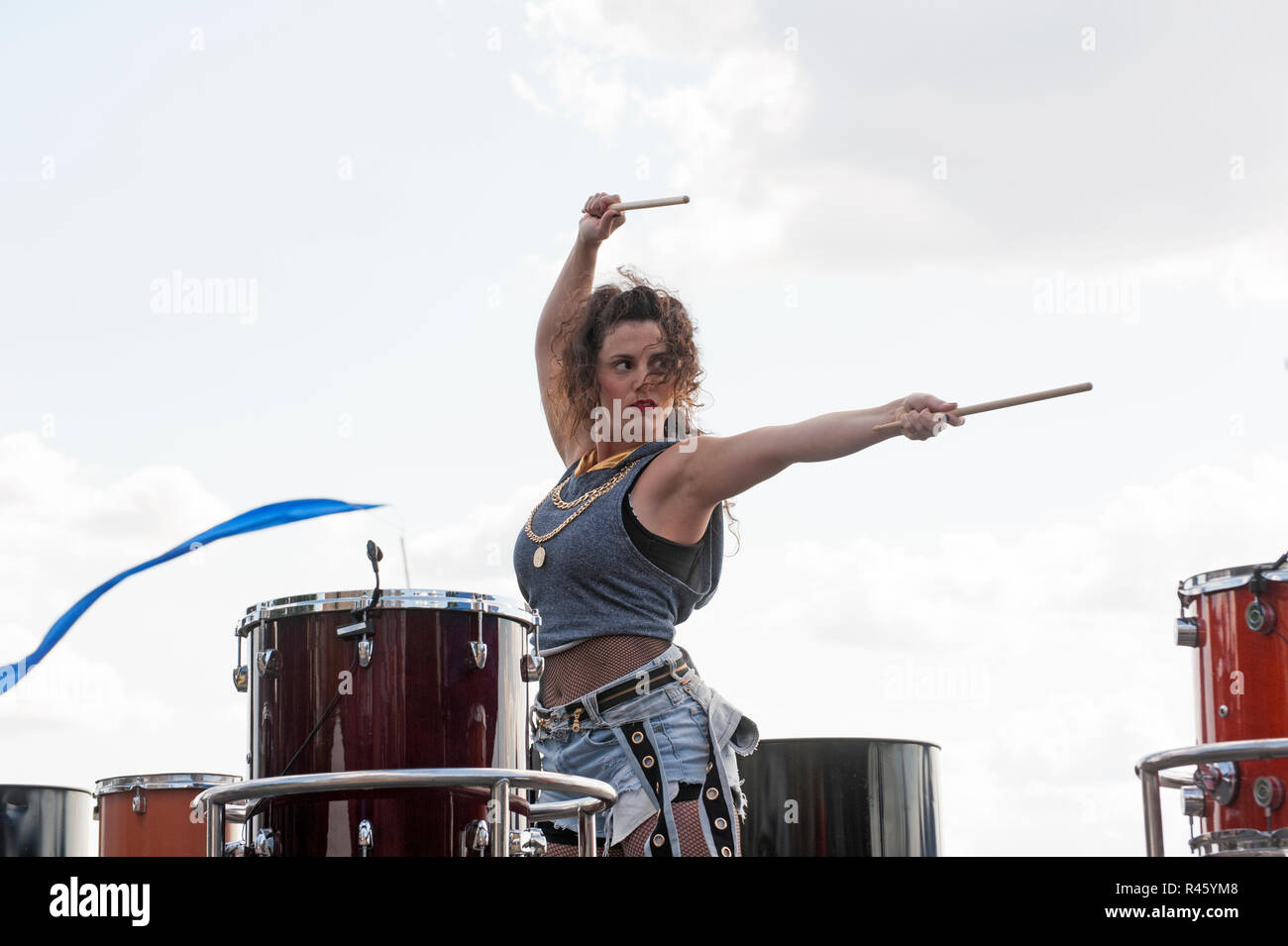 Un artiste interprète ou exécutant avec Tararam, une troupe de danse et percussion israélien, dans Battery Park City's Parc Wagner. 7 août 2016 Banque D'Images