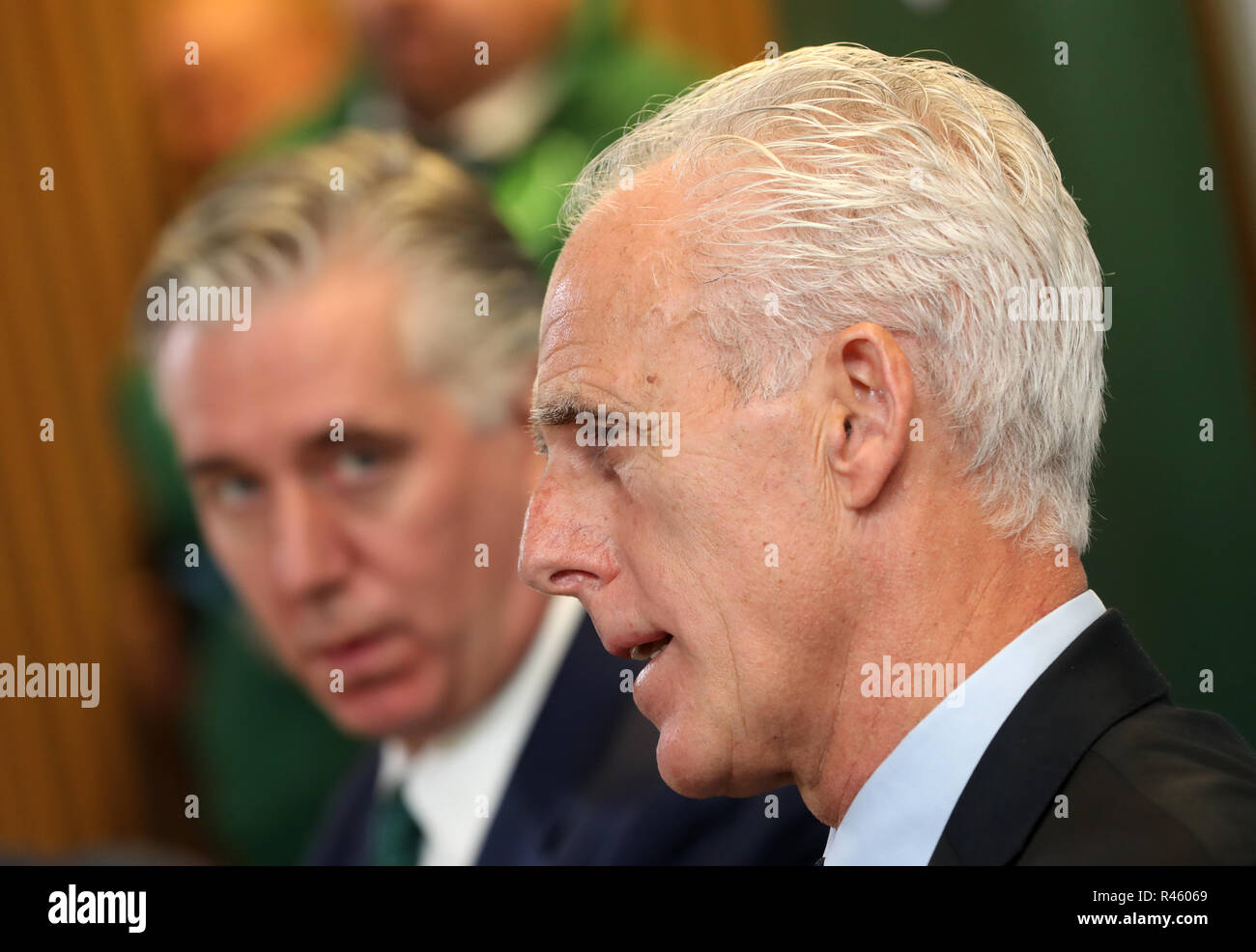 FAI Directeur John Delaney et nouvelle République d'Irlande manager Mick McCarthy au cours d'une conférence de presse à l'Aviva Stadium de Dublin. Banque D'Images