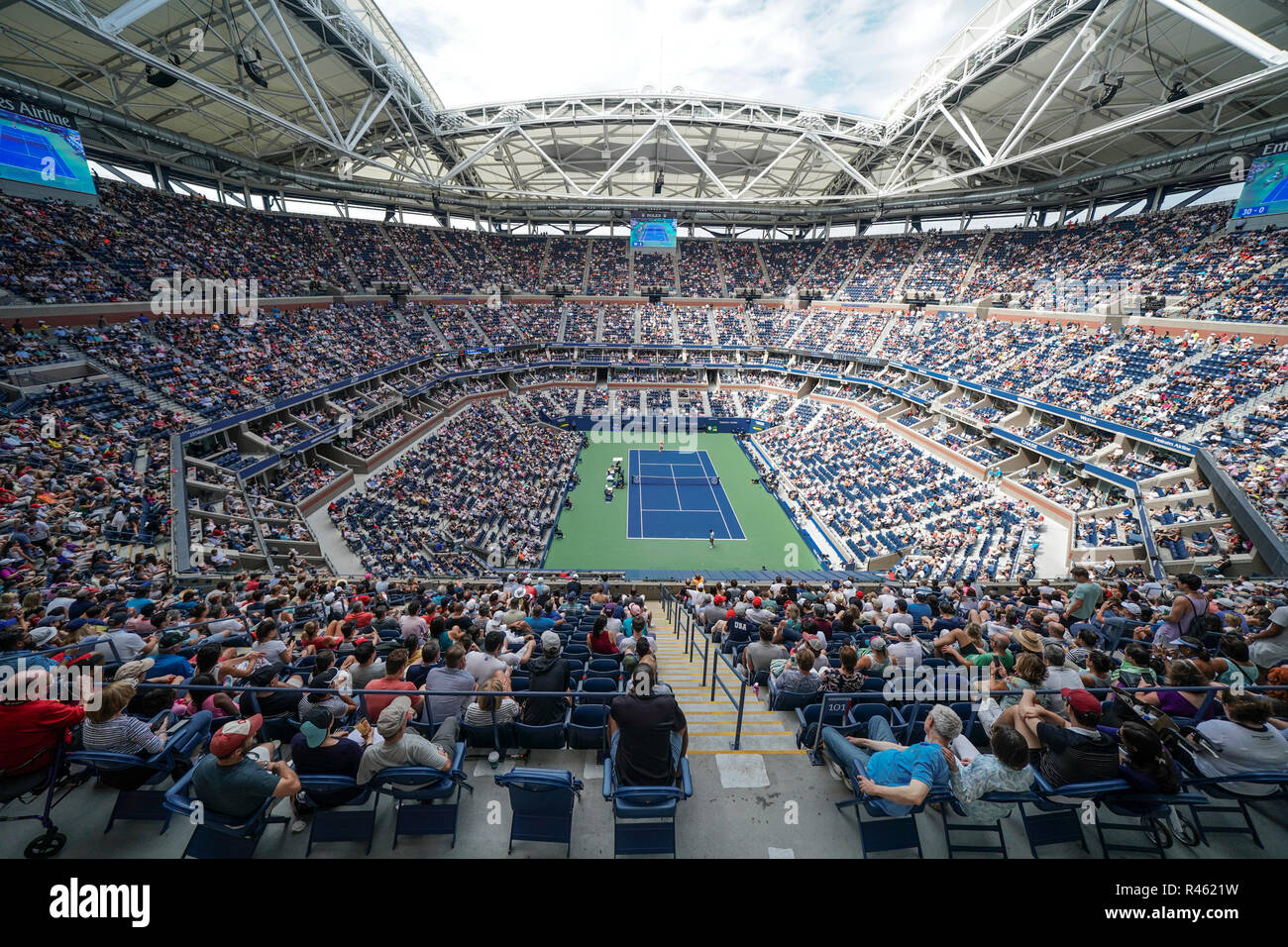 New York, NY - 2 septembre, 2018 : Avis de Arthur Ashe Stadium au cours de l'US Open 2018 4ème tour entre Rafael Nadal de l'Espagne & Nikoloz Basilashvili de Géorgie à l'USTA Billie Jean King National Tennis Center Banque D'Images New York, NY - 2 septembre, 2018 : Avis de Arthur Ashe Stadium au cours de l'US Open 2018 4ème tour entre Rafael Nadal de l'Espagne & Nikoloz Basilashvili de Géorgie à l'USTA Billie Jean King National Tennis Center Banque D'Images