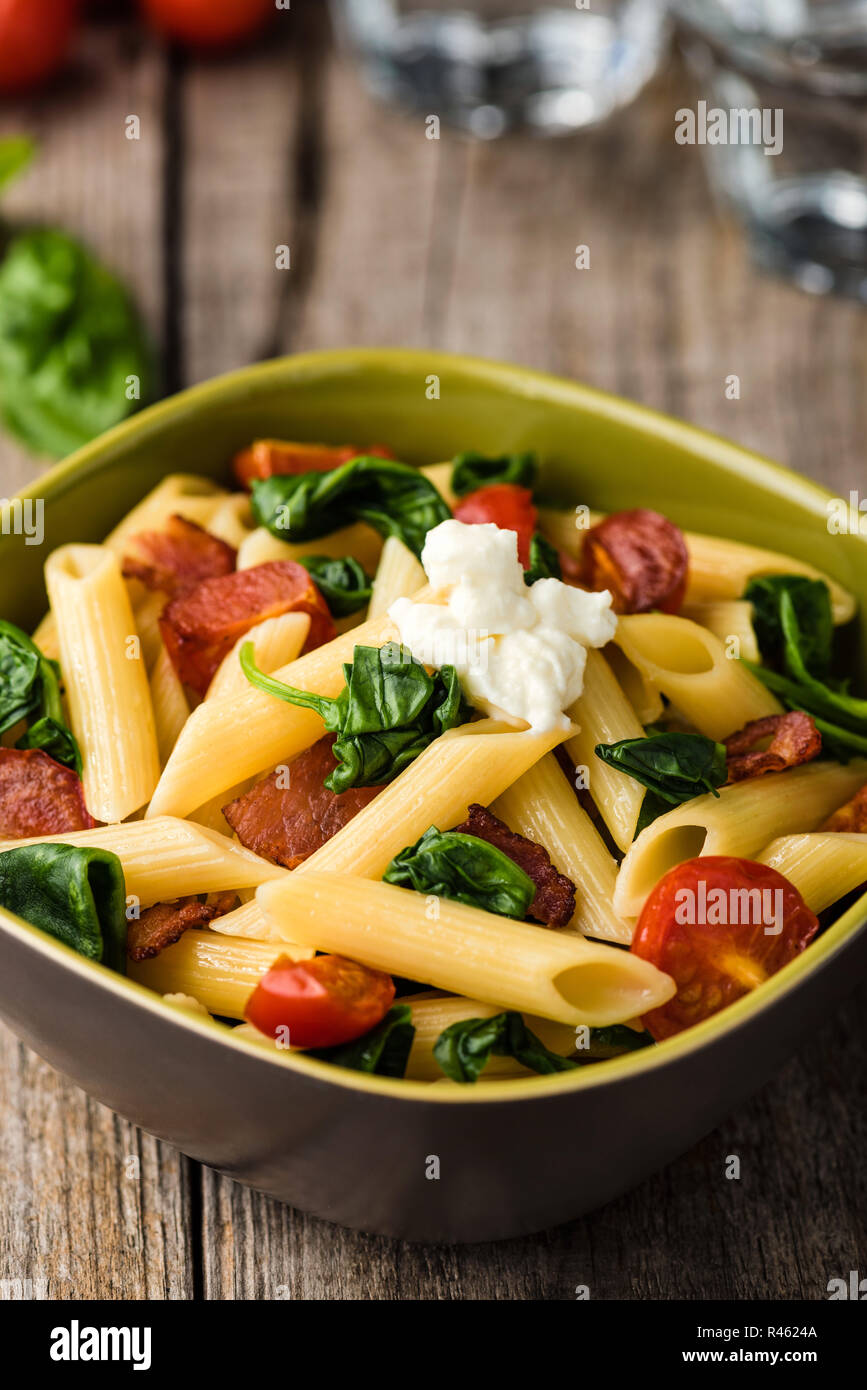 Pâtes penne aux tomates et Bacon Banque D'Images