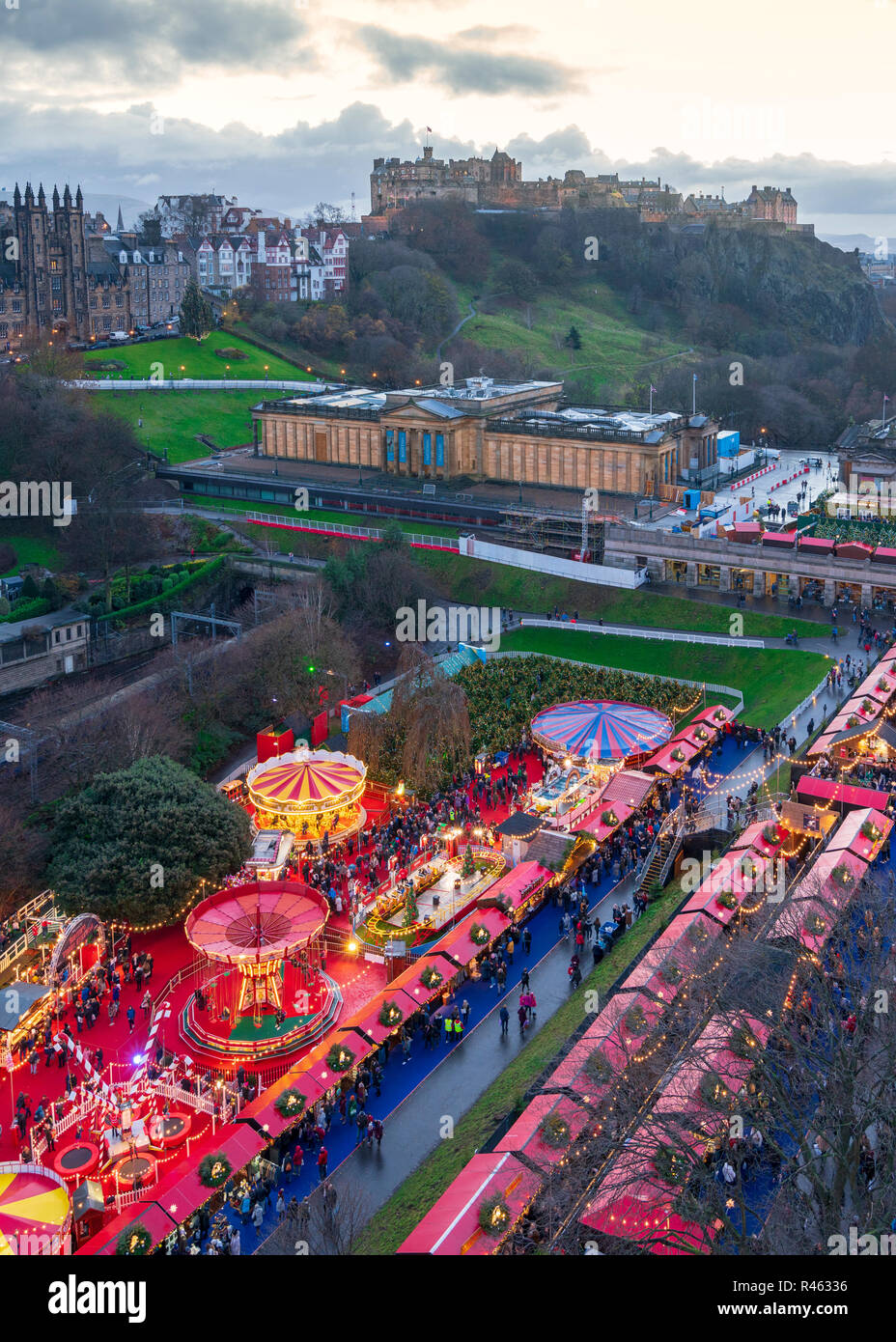 Vue aérienne d'Édimbourg Marché de Noël dans les jardins de Princes Street au crépuscule avec le Château d'Édimbourg à l'arrière-plan, Édimbourg, Écosse, Royaume-Uni Banque D'Images