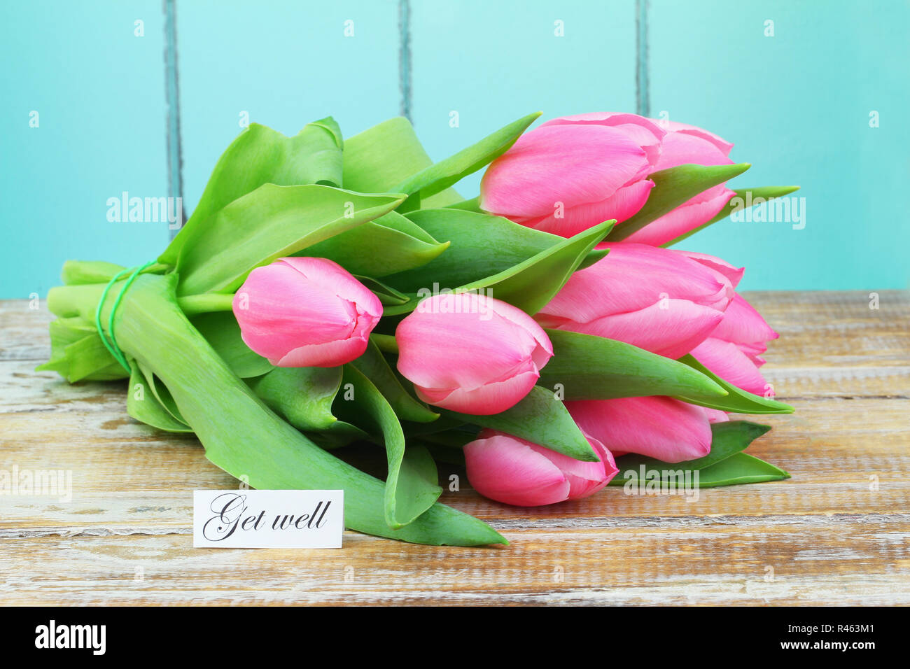 Carte de prompt avec bouquet de tulipes roses Banque D'Images