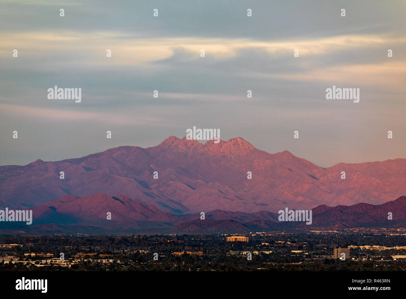 Mesa, Arizona, avec la chaîne de montagnes four Peaks au coucher du soleil Banque D'Images