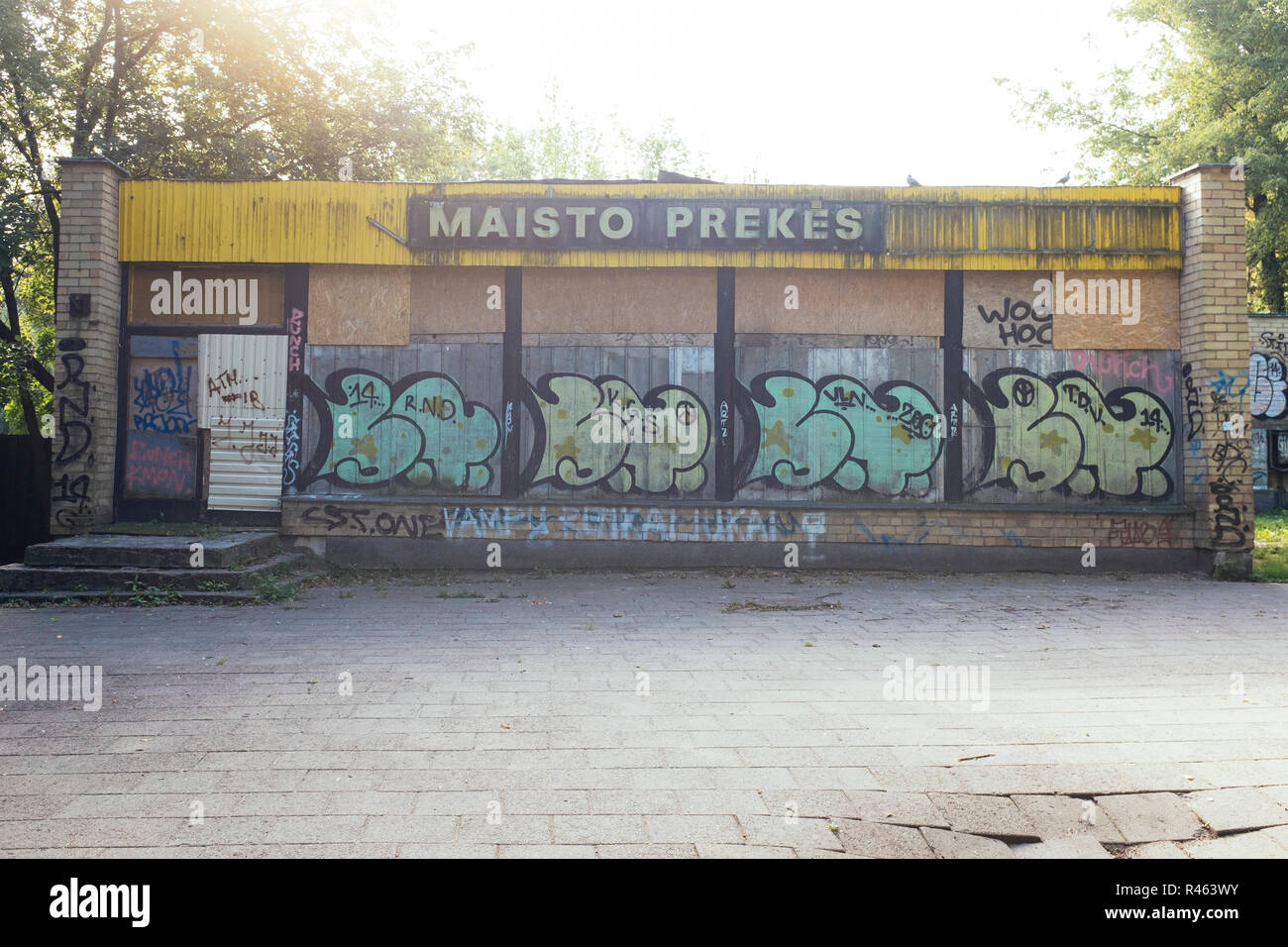 Magasin d'alimentation de l'ère soviétique abandonnés en zone résidentielle de Vilnius Banque D'Images