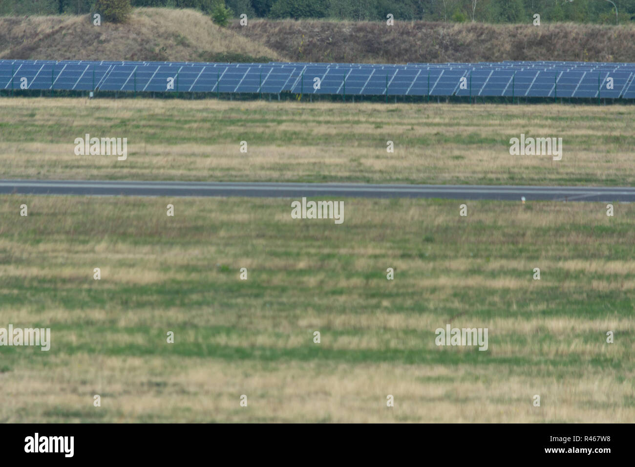 Panorama du système solaire de l'aéroport de Weeze. L'aéroport utilise d'énormes parcs solaires pour couvrir sa propre consommation d'énergie. Banque D'Images