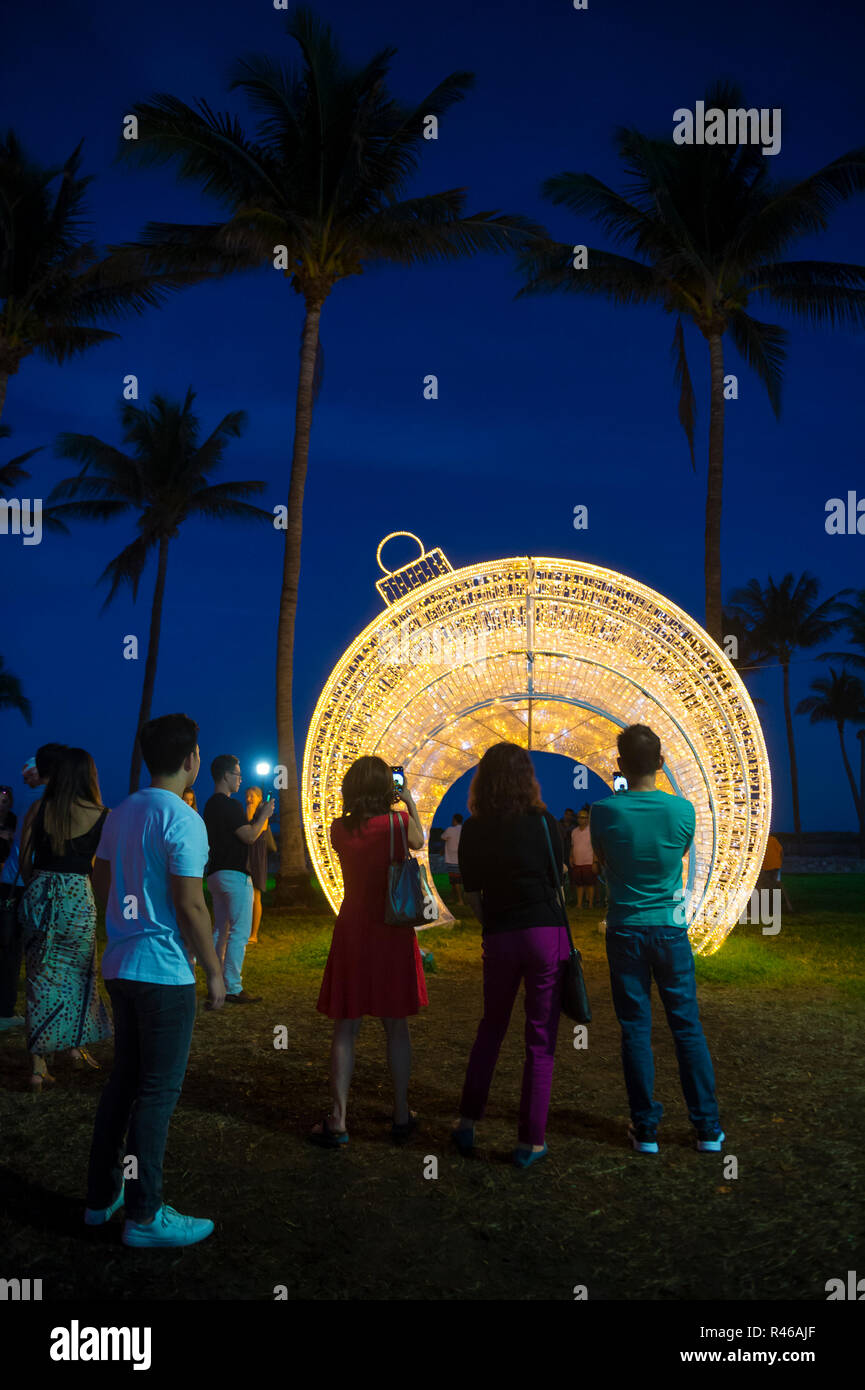 MIAMI - CIRCA DÉCEMBRE 2017 : Les visiteurs se réunissent pour prendre des photos en face d'un gigantesque sapin noël ornement situé dans les palmiers de Lummus Park. Banque D'Images