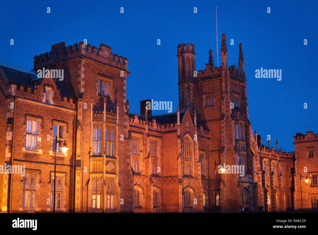 Façade de l'Édifice Lanyon, Queen's University, Belfast, en Irlande du Nord dans la nuit. Banque D'Images