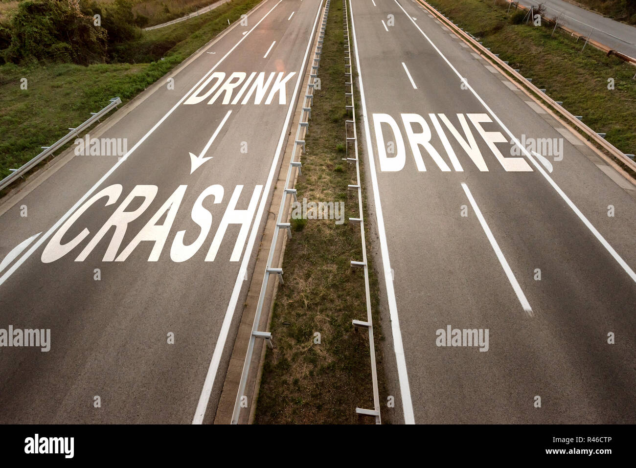 Vue de dessus sur une autoroute à deux lignes de large au coucher du soleil avec un message de motivation pour lutter contre l'alcool au volant Banque D'Images